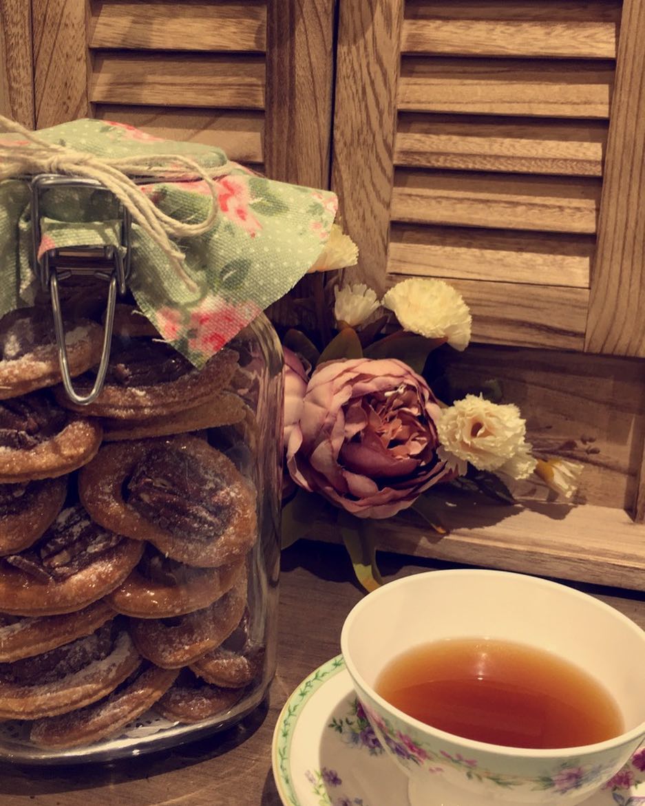 Take abraek ,, take a cranchy sweet ..☕️☺
.
.
#حلويات_منزلية#أسر_منتجة#حلى_قهوة#sweet#cranchy_sweet#