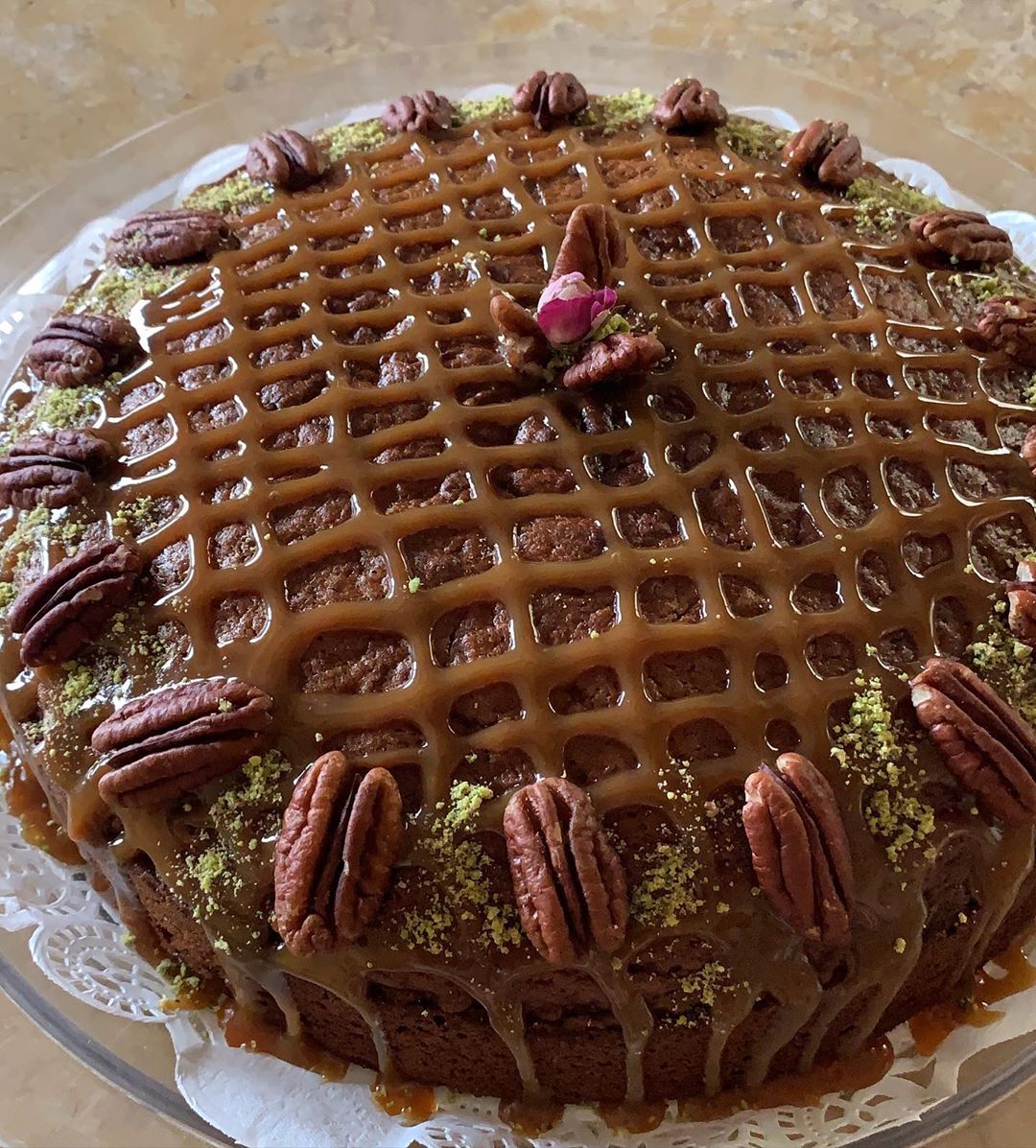 جديدنا .
.
كيكة التمر الهشة بصوص الكراميل و جوز البقان .
.
كيكة شتوية دافئة
#كيكة#التمر#الملكية#حلويات#الشارقة#