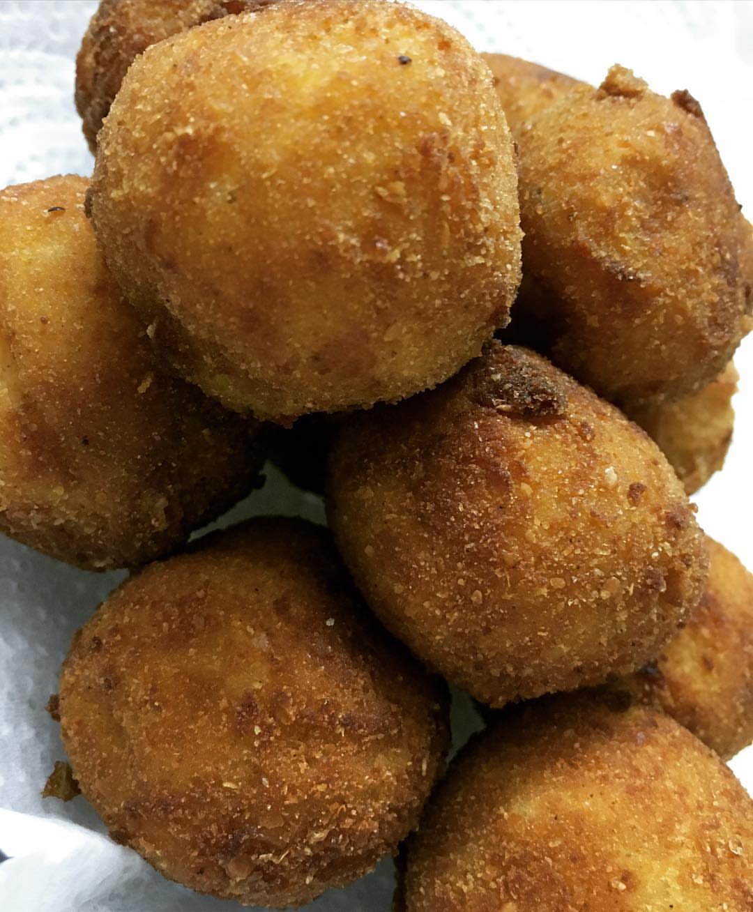 كرات البطاطس المهروسة الحارة المحشوة جبن شيدر .. صياماً مقبولاً. و افطاراً شهياً
