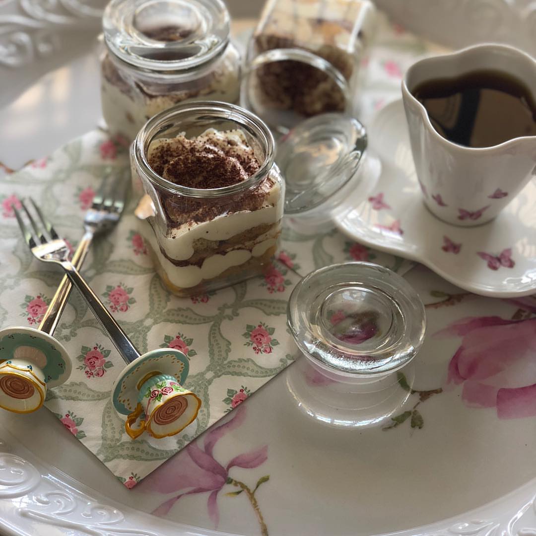 أكواب التيراميسو ☕️☕️
..
..
متوفرة في محل @blossom.sweets.uae