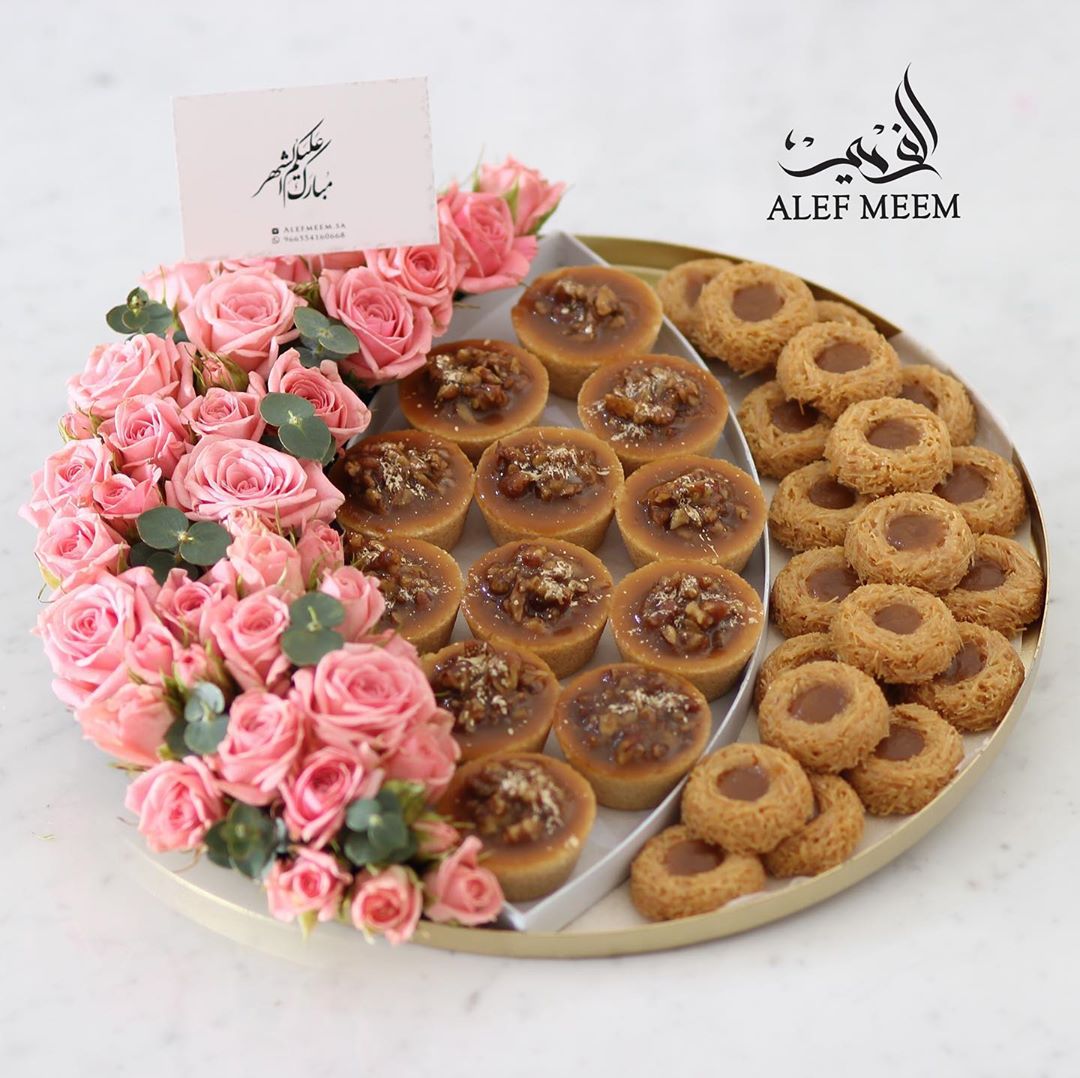 -
تقديمة " مبارك عليكم الشهر "
نقصـة رمضانيـة .
.
تحتوي على :
نوعين من الحلى
بتنسيق رقيق من الأزهـار الطبيعيـة .
.
متوفرة بكميات محدودة جدًا
نستقبل طلباتكم على #واتساب
