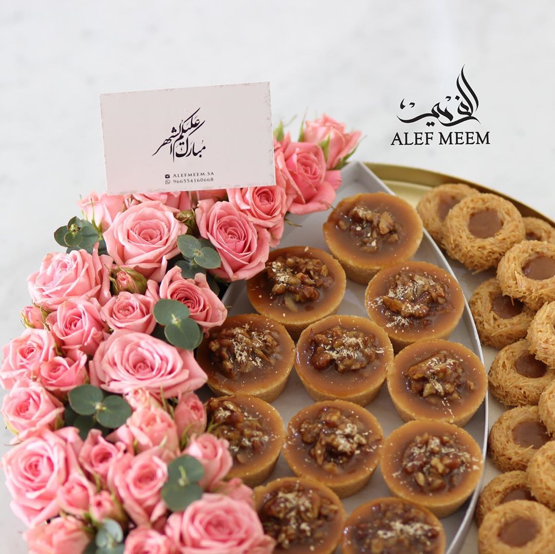 -
تقديمة " مبارك عليكم الشهر "
نقصـة رمضانيـة .
.
تحتوي على :
نوعين من الحلى
بتنسيق رقيق من الأزهـار الطبيعيـة .
.
متوفرة بكميات محدودة جدًا
نستقبل طلباتكم على #واتساب
