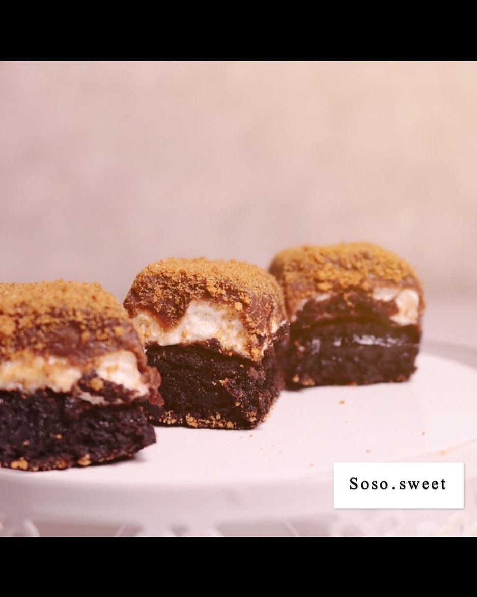 براونيز بالمارشميلو
بوكس يحتوي على ٤٩ قطعه ب٩٥ ريال
#تاجرات_الرياض #sosokt10
#soso_sweet1990 #نابلسية_بالفستق
#نابلسية_بايتس #نابلسية_بالفستق#حلوياتي
#اسر_منتجه #حلى_تقديم #تشيز_كيك_بايتس
#تشيز_كيك_ميني #تشيز_كيك #حلى_بارد #تقديمات #توزيعات #باندل_بايتس #حلى_البقشه #سويتي #نابلسية_الفستق #حلى_سريع #حلى_بارد #حلى_قهوة #حلى_قهوه #حلى_منزلي #حلى_لذيذ #حلوياتي #حلويات_قهوة #sosokt10 #براونيز_بالمارشميلو#براونيز
من تصوير المبدعه
@huda.twily