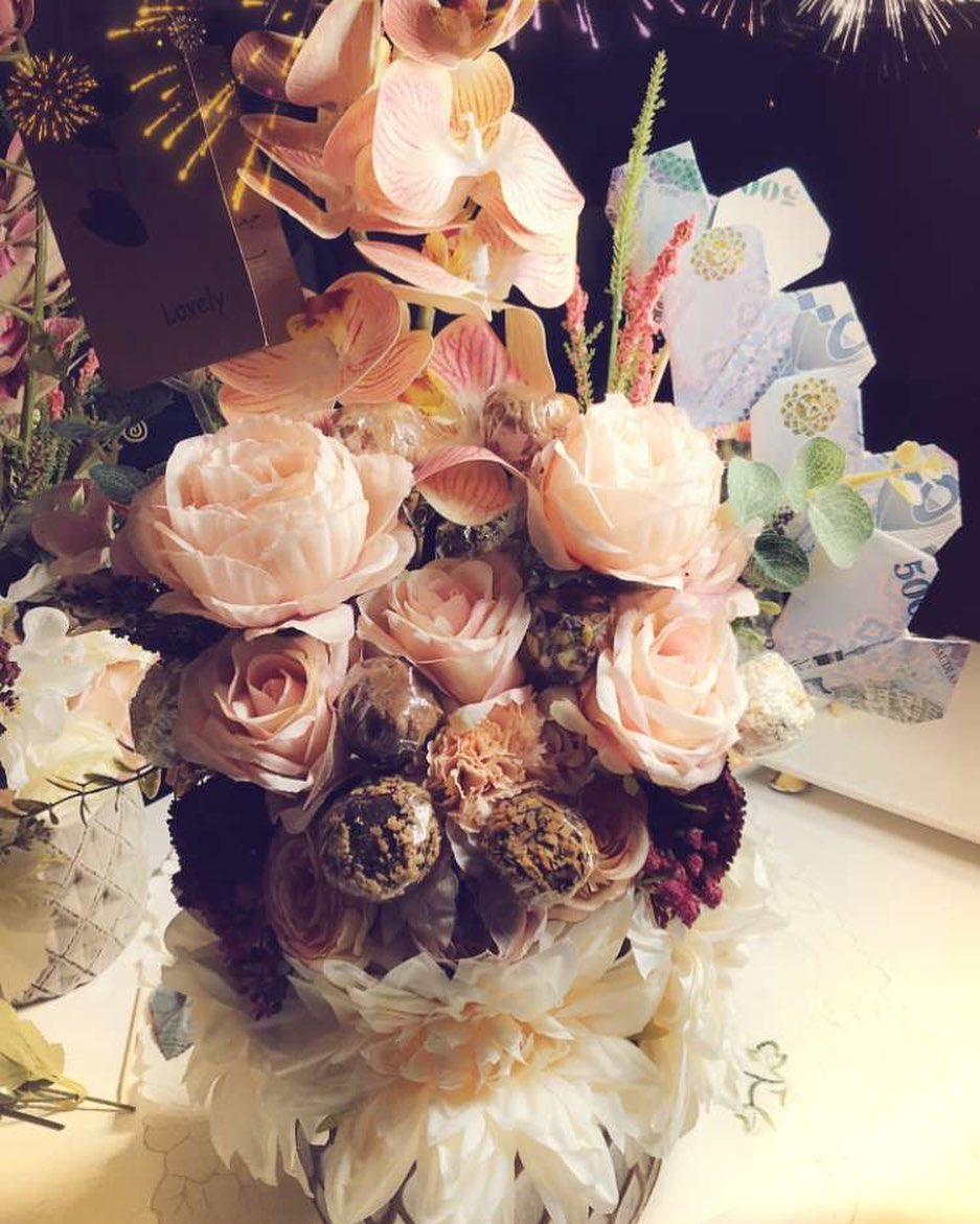 فازة ورد مع حلا لولي بوب ... وبالإمكان إضافة مبلغ♥️.. مناسبة للإهداءات ( زواج، تخرج، نزالة، مولود ...الخ)