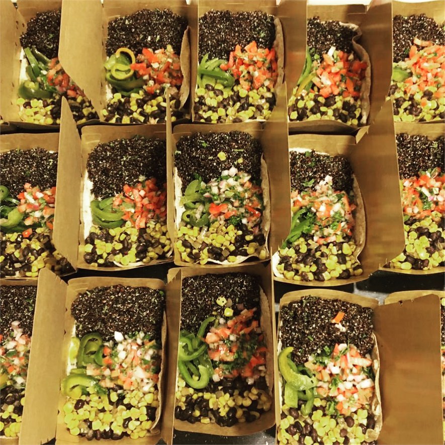 البوريتو المكسيكي مع الكينوا السوداء المقرمشة، الفاصوليا السوداء والجواكامولي -
-
#mexico #vegan #mealprepping #جدة #وجبات #burrito #blackquinoa
