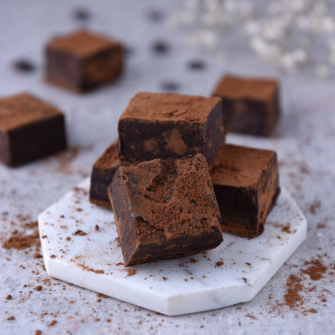.
.
.
#وصباح_الخير
.
.
فدج الشوكلت
شوكولاته مره سويسريه، ممزوج بطعم السكر ومغطى ب cocoa powder
البوكس يحتوي على ٣٥ قطعه تقريبا
بسعر ٨ريال
للطلب واتساب من فضلكم على ٩٢٩٥٤٦١٩ .
.
.
كل الشكر للمصور المبدع @saber1616