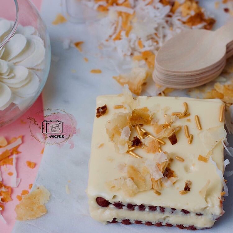 . حلى ( old.and.delicious )
البوكس يكفي من ٦ الى ٨ اشخاص
٩٥ريال .
.
تصوير المبدعه @jody2k
.
.
#حلى_التمر #صوص_حلا #حلى_النسكافيه #حلى_الشامواه #حالي_مالح #حالي_ومالح #حلوياتي #حلويات #حلى_قهوة #حلى_قديم