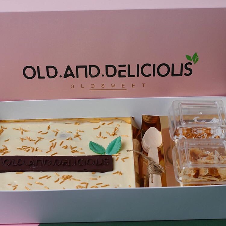 . حلى ( old.and.delicious )
البوكس يكفي من ٦ الى ٨ اشخاص
٩٥ريال .
.
تصوير المبدعه @jody2k
.
.
#حلى_التمر #صوص_حلا #حلى_النسكافيه #حلى_الشامواه #حالي_مالح #حالي_ومالح #حلوياتي #حلويات #حلى_قهوة #حلى_قديم
