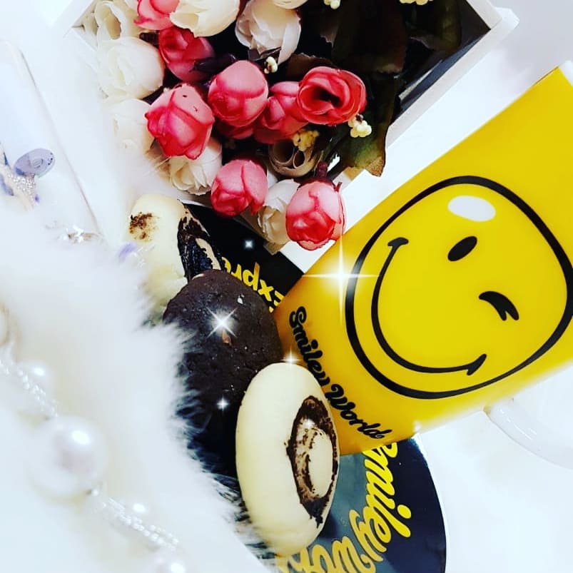 *جيز كيك 12 حبة(4ريال/40 درهم) . *كرينكلز كوكيز جوكليت/ليمون 12حبة (4ريال/40درهم) . *كوكيزحشوات جالكسي،نوتيلا،كندر12حبة(4ريال/40درهم) . *كوكيزجوكليت/عادي12حبة(4ريال/40درهم) . *كيكة الكوكيز(4ريال/40درهم).