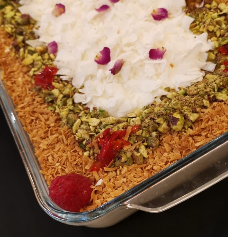كماوعدناكم
وصفة عيش السرايا
نحضر خبز توست نشيل أطرافه ونرتبه في صينيه ونحمصه علي الجهتين
بطنجره علي الغازنضع كوب ونص سكرمع ربع كاس ماء أول ما يصير لونه ذهبي نضيف ملعقه كبيره زبده ونزيد ٣/٤ ثلاث ارباع الكاس ماء بخليهم يغلو شوي ونطفي الغاز ونشرب الخبز بهاذا القطر الكميه كلها وهو ساخن
الطبقه الثانيه
بطنجره علي الغاز نضع خمس كوب حليب سائل مع ٨ ملعقه كبيره نشا وكوب سكرونحركهم علي البارد ونضيف كوب كريمه سائله للحلويات ونضيف ملعقه صغيره فانيلا وملعقه كبيره ماء ورد
وعند الغليان نضيف عليه قشطه كبيرهمع استمرار التحريك ونطفي الغاز
ثم نضيف المزيج فوق الخبز
ونتركه يبرد وندخله الثلاجه مده ٣ساعات اقل شي
وقت التقديم نضيف المكسرات والقشطه والفستق الحلبي وألف هنا