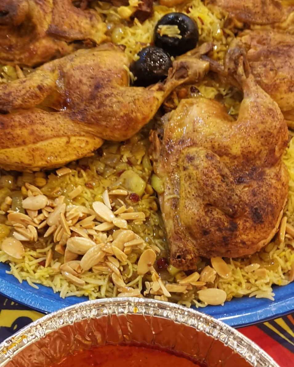 مجبوس الدجاج الكويتي
بشهي
بطنجره نضع بصل مفروممع زيت وبهارات صحيحه قرفه. لومي قرنفل هيل ورق غار
وملح
بهارات مشكله
بنقلبهم كويس
وبنزل الدجاج نقلبه مع الخلطه
وبنزل ماي حتي يستوي الدجاج
بنطلع الدجاج وبنصفي المي
ندهن الدجاج بالزيت وقليل من الكركم ملعقه صغيره بهار مشكل
وبندخلو الفرن حتي يتحمر
الحشو
نقلب بصلمقطع مكعبات خشنه
حتي يتكرمل
بدون اضافه زيت فقط كل ما نشفت المي منزالبصل نضيف قليل من الماء
حتي يستوي البصل ويصبح لونه بني
وبالاخر أضيف ٢ملعقه من السمن
مع ملح وبهار ولومي ناعم وهيلمطحون وممكن اضافة الزبيب المنقوع بماء الورد والحمص المجروش الي سلقناه..
الارز نستخدم البسمتي
يطبخ بمرق الدجاج وقبل تنشف مية الرزنضيف الحشو علي الوجه مع زعفران
والدجاج الي حمرناه
نتركه علي نار واطيه لمده ربع ساعهونطفي الغاز وألف هنا