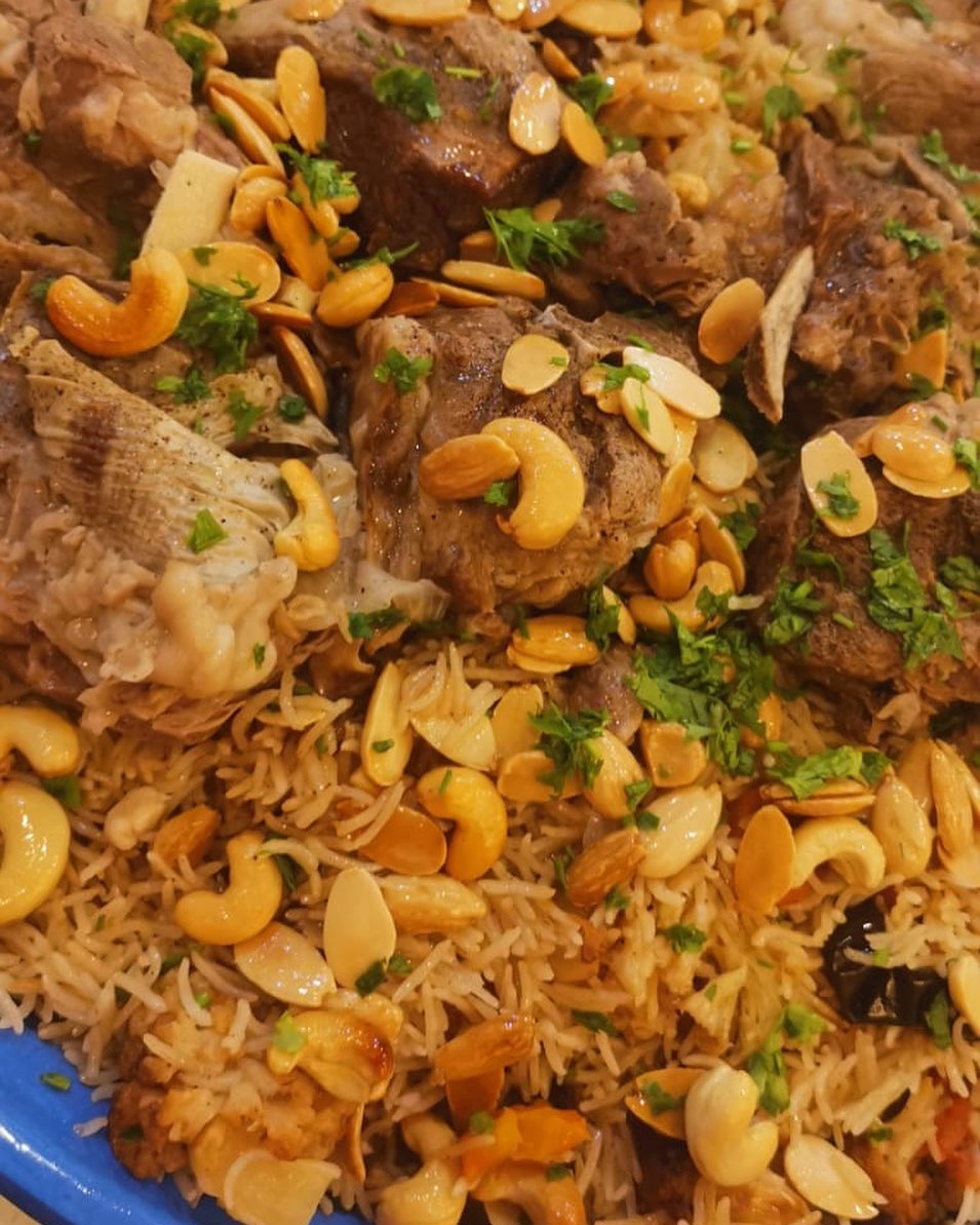 أهم طبخه بالمطبخ الفلسطيني وهي المقلوبه واليوم مقلوبتنا باللحمه والرز المبهر ونكهة الباتنجان ونطبخها بمرق اللحم ومن أروع الروائع لما يتحضر كل المواد وينطبخ بطنجره وحده ونقلبها
