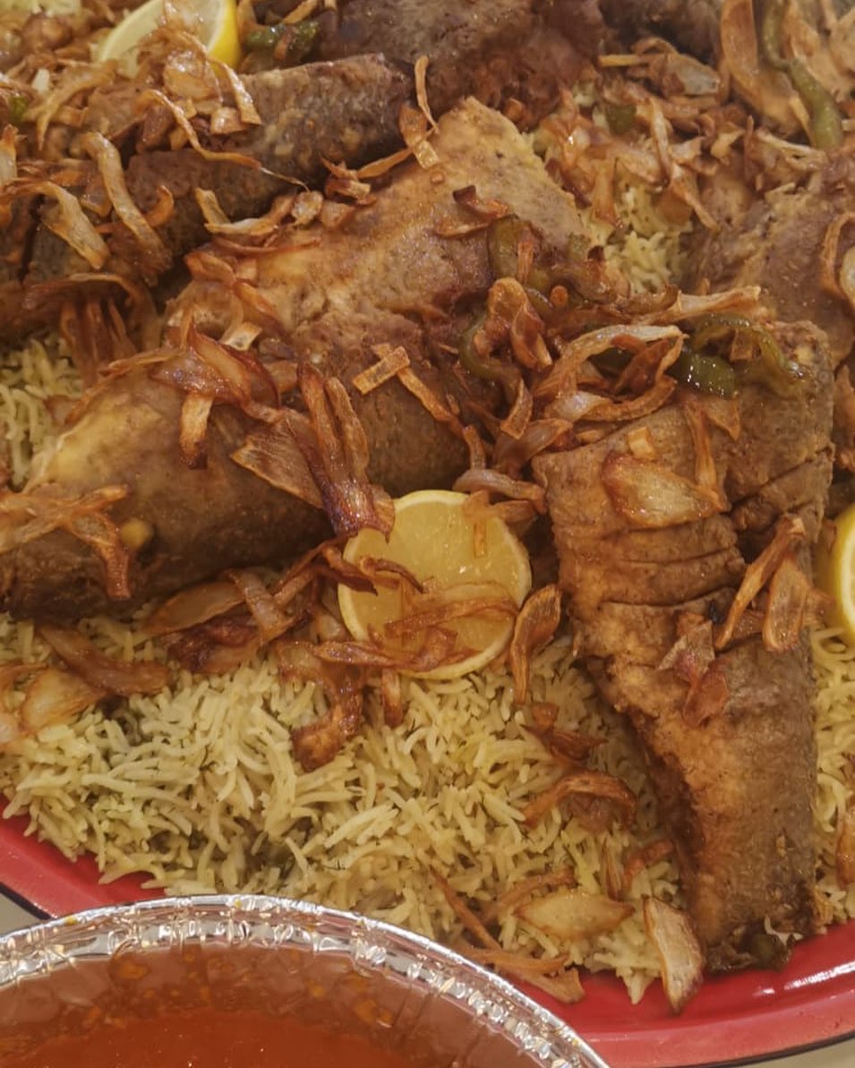 بتحبو السمك
سمكنا سيباس مقلي ابيض متل التلج
ومزين بالبصل المقرمش ولا ننسي الدقوس بالشطه