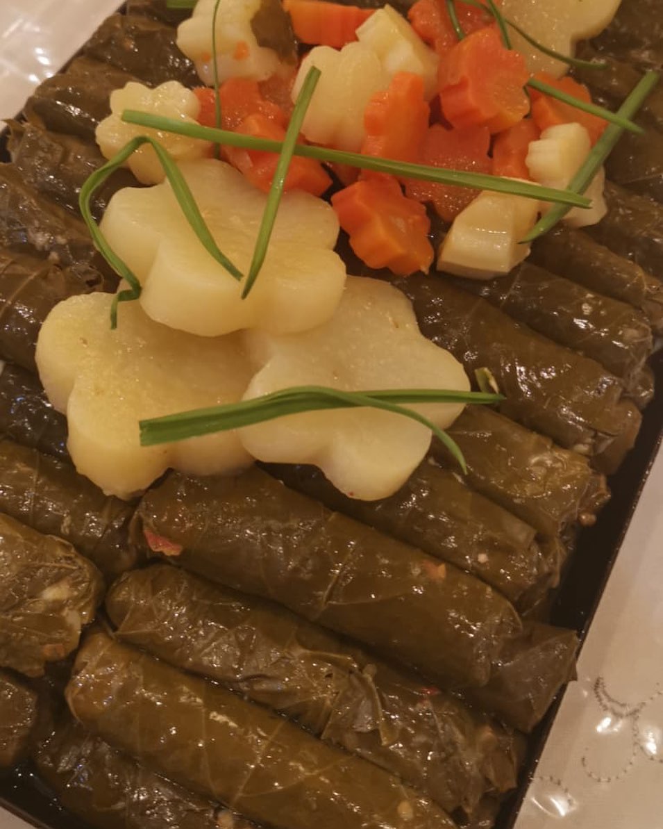 ورقنا العنب بالزيت والليمون وزيت الزيتون وألذ ورق بداية استخدم ورق العنب الامريكي
ثانيا لا أسلق الورق عنب قبل اللف
فقط نغسل الورق
ثالثا من شروط اللمعه واللون الجميل أن لاتنقص المرقه عن الورق عنب
اضافة زيت الزيتون بالحشوه وبمرق الطبخ
لاتفتحوا الطنجره وهو حار لازم يبرد براحته
رابعا ورق العنب لف بالإيد وليس ماكينه لأن كتير ببعتوا يسألوني
الحشوة الرهييييبه
لكل مرتبان ورق عنب
٢كوب رز قصير الحبه
٤ ربطه بقدونس
نص ربطه نعنع
٤بصلات مع ورقهم بصل اخضر
٢حبه بصل متوسطه
والسر ررر تبع المطاعم حبه فلفل اخضر رومي
٥حبه طماطم
نص كوب زيت
١ ملعقه كبيره نعنع ناشق
ملح وفلفل اسود
نص كوب عصير ليمون
والاهم لاتنقعو الرز اغسليه وصفيه وضيفي الخلطه الرز رح ينتقع بماي
الخلطه والبندوره
ونترك الرز بالخلطه ساعه ثم نبدأ بالشغل
لاتحكوا ببخل عليكم بشي
رمضان كريم❤️