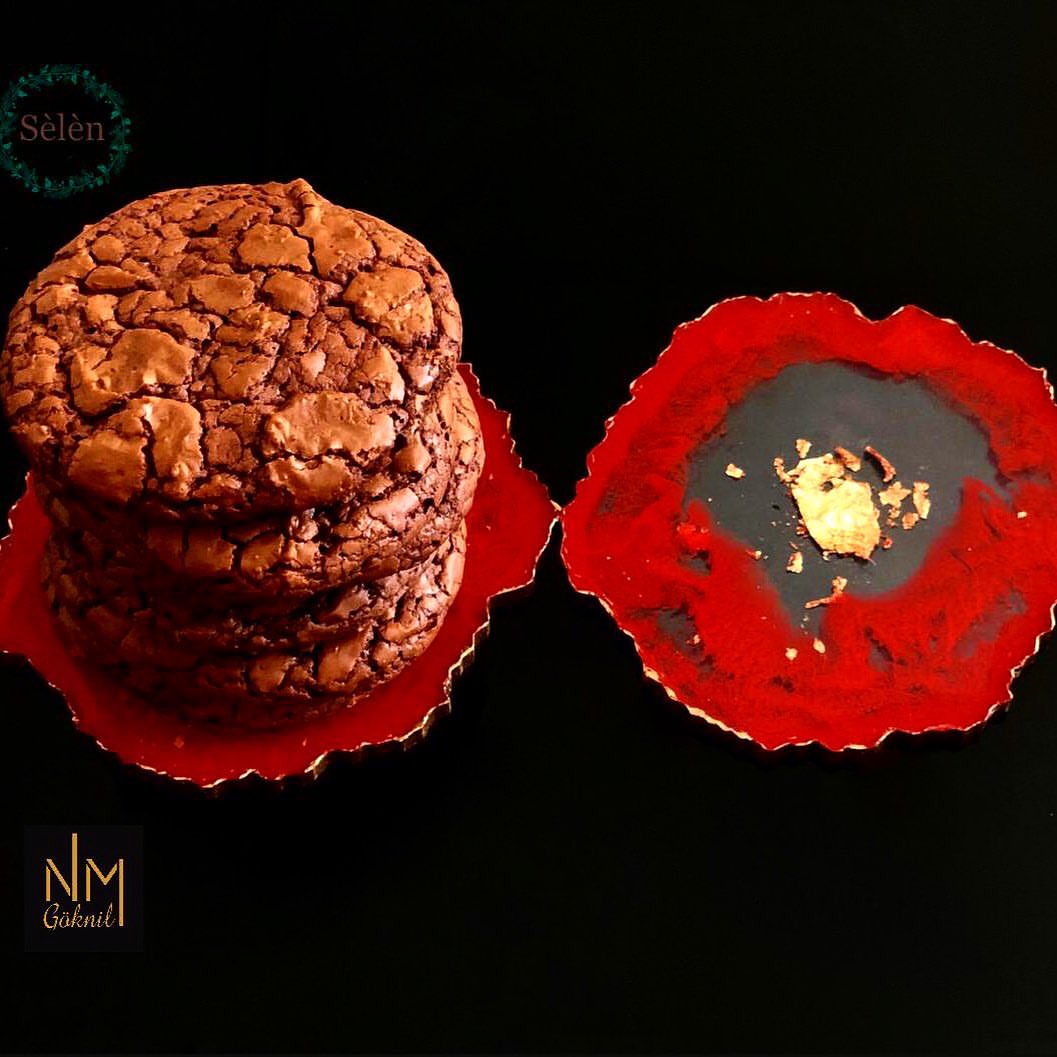 Love is in the air ....
A special gift combination for your special one
Chocolate cookies by @byselenajinah and geode coasters by @n.mervegoknil
Available only in limited numbers
DM to order