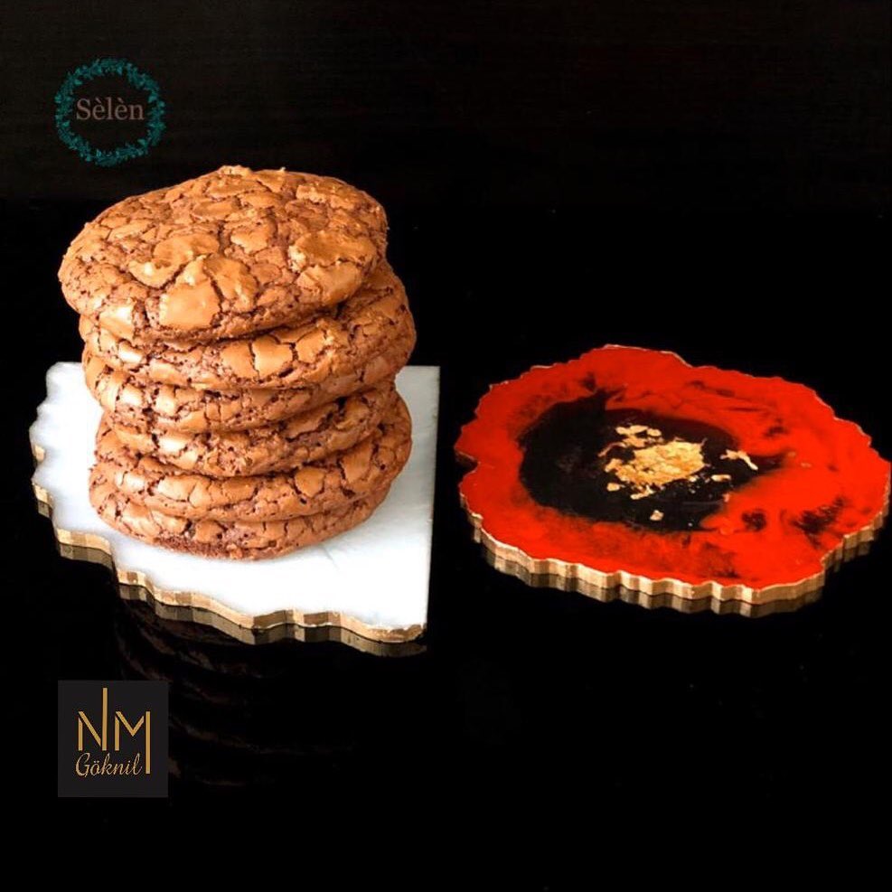 Love is in the air ....
A special gift combination for your special one
Chocolate cookies by @byselenajinah and geode coasters by @n.mervegoknil
Available only in limited numbers
DM to order