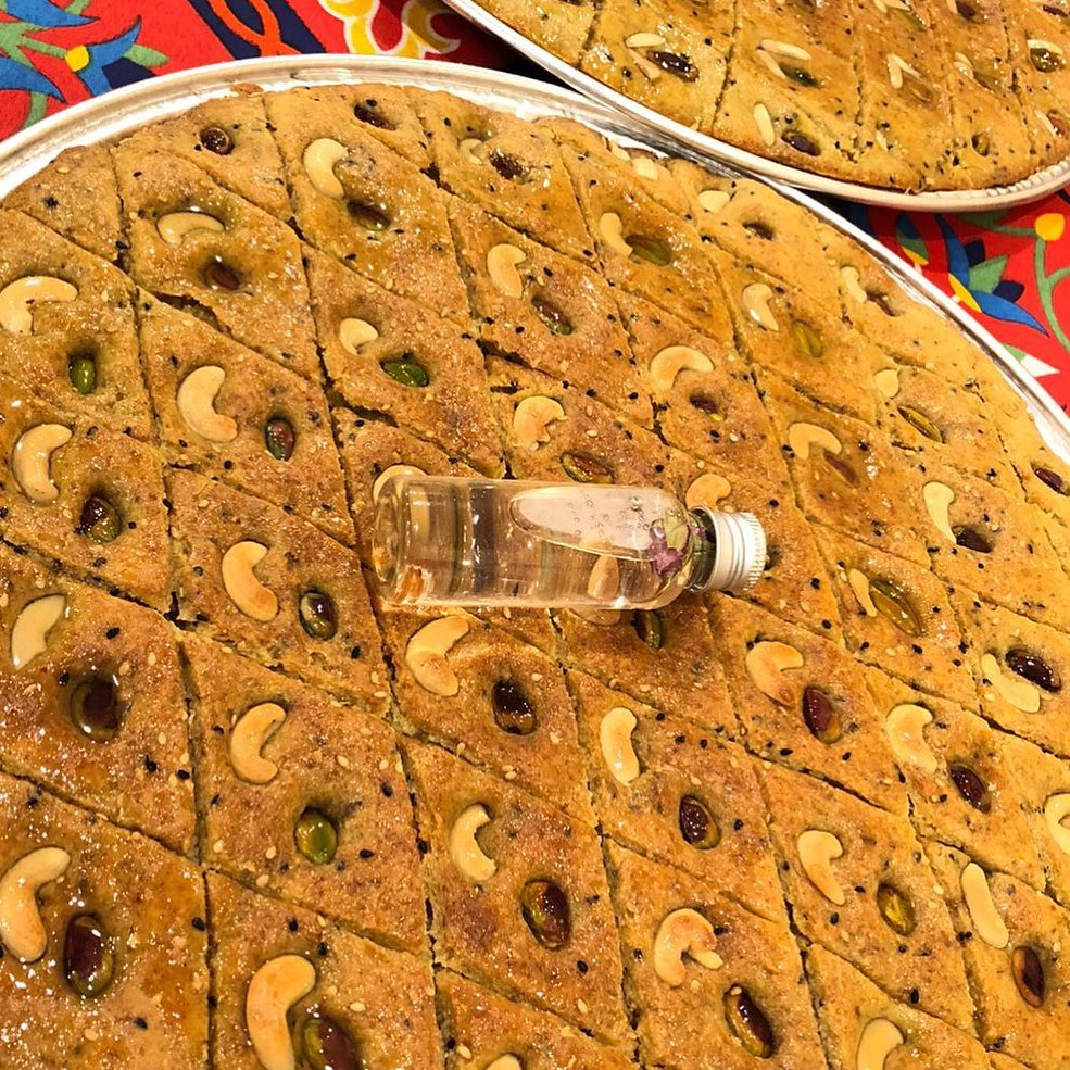 تقبل الله طاعتكم بسبوسة الحلبة لذيذة ومفيدة والف صحة وهنا#عوافي#تواصي#بسبوسة#كعك_العيد #