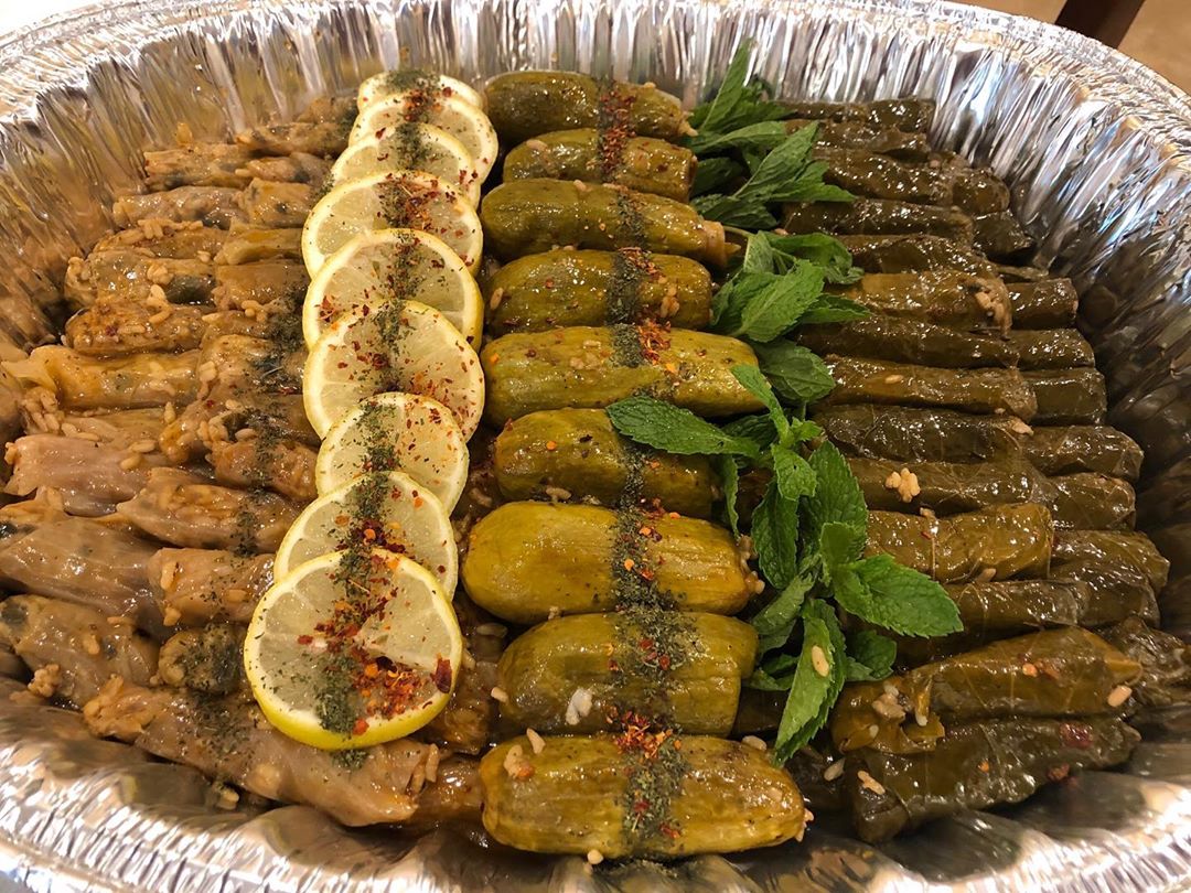 صينية محاشي طلب موظفات مختبر مستشفى مبارك الايادي البيضاء الله يعطيهم الف عافية ويحميهم صحتين وهنا عليهم#عوافي#تواصي#استقبال#محاشي#كعك#