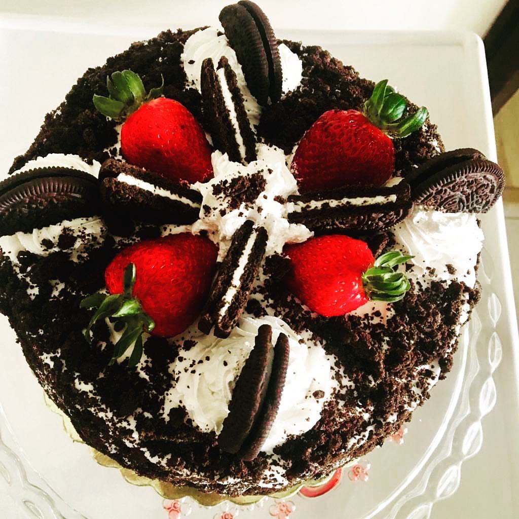 Oreo Cake with fresh Strawberries