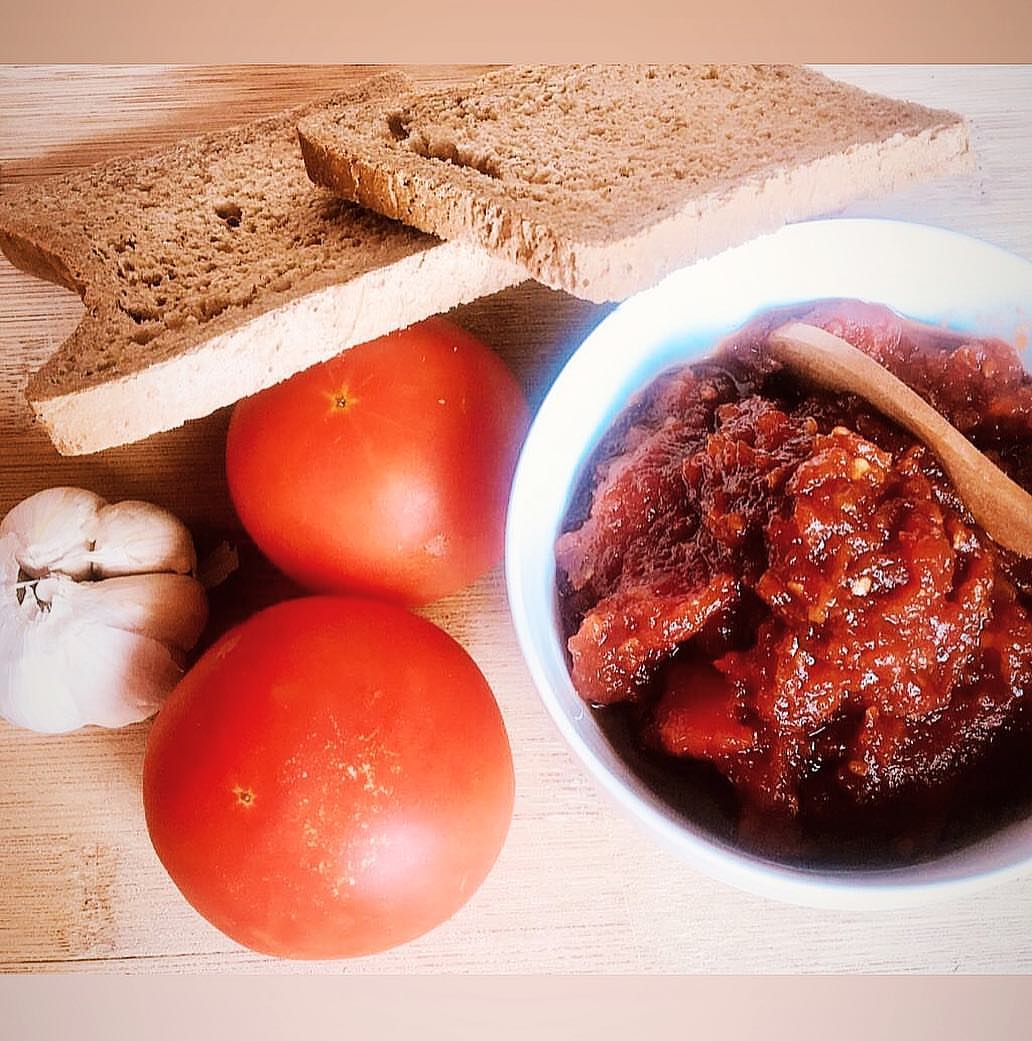 Tomato Jam Give your sandwich an exotic kick with this antioxidant Jam! In this recipe, juicy ripe tomato are paired with fresh ginger, cinnamon & a dash of red pepper flakes !! This Jam is absolutely DELICIOUS on a grilled cheddar cheese sandwich it’s also a great accompaniment to grilled fish or condiment of ! .
.
.
.Price: Small Jar 5 JD
#tomato_jam#vegan#healthyrecipes#vegetarianrecipes#vegeterian#anti_oxidant#order_now#order_dm#ammanjordan#supportsmallbusiness#support_local#visitjo#مربى_منزلي#مربي_بندورة#صحي#نباتي#فيغان#تواصي_عمان #تواصي_اكل_بيتي #بيتوتي#ادعم_المحلي #عمان#الاردن