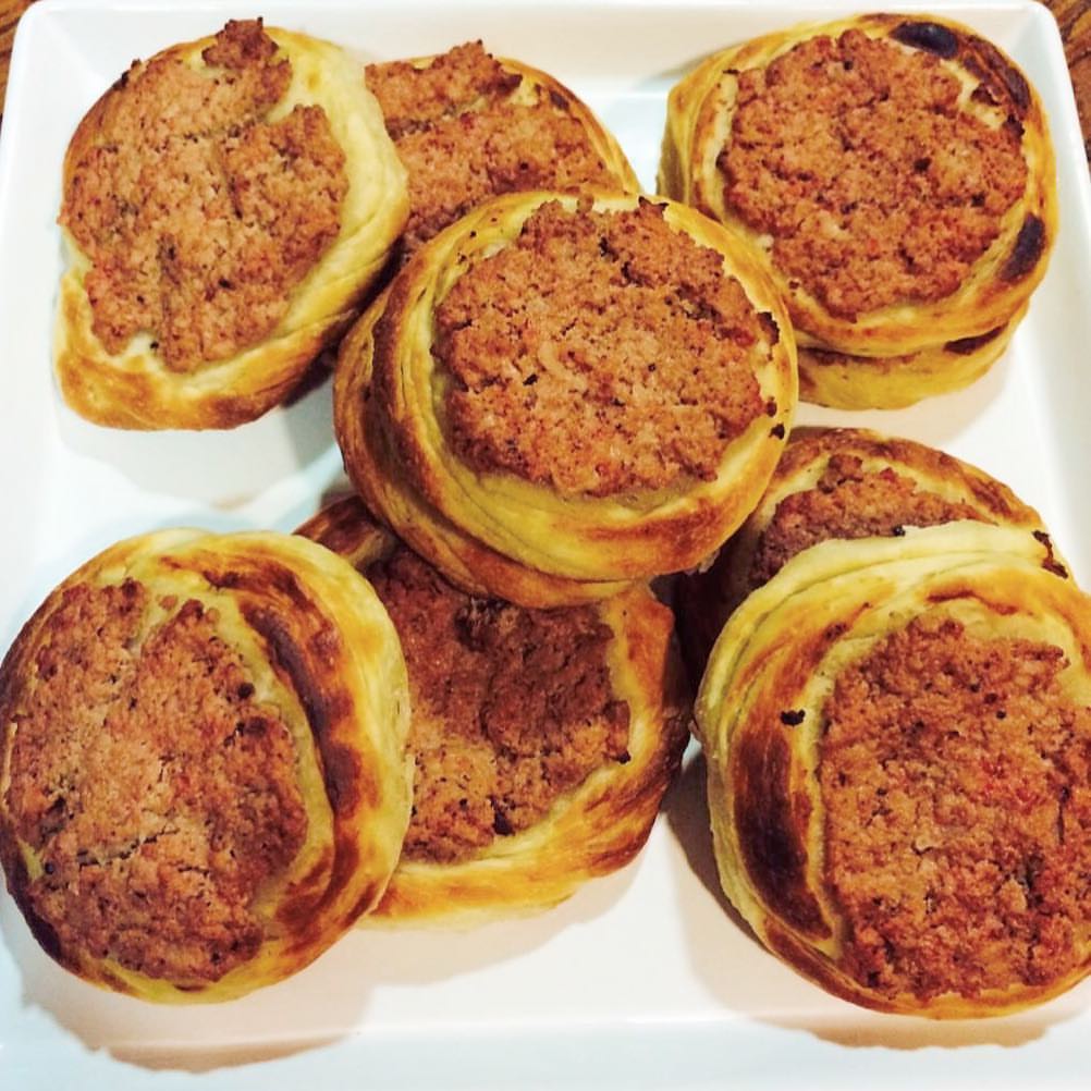 Homemade Sfeeha صفيحة بيتوتية .
.
.
.
#sfeeha#lahm_ajeen#pastries#middle_eastern_food#arabicfood#order_now#order_dm#supportsmallbusinesses#support_local#صفيحة#لحمة_بعجين#مطبخ_عربي#تواصي_عمان#معجنات#تواصي_اكل_بيتي #ادعم_المحلي