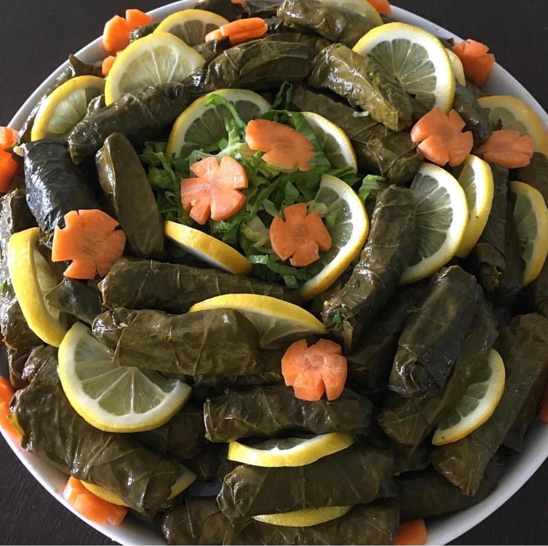 For Yalanji Lovers!☘️ مشان شو في إشي أحلى من لمة العيلة يوم الجمعة على أكلة يلنجي؟ .
.
.
.
#vineleaves#middle_east_food#yalanji#amman#baytooti_jo#support_local #ورق عنب#يلنجي#تواصي_الاردن #تواصي_اكل_منزلي#اكلات_عربية#ادعم_المحلي