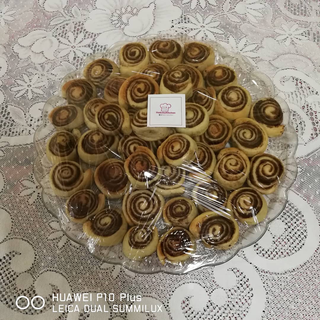 طلبية مني سينابون بالعافيه يا رب .. الصبية طلبتها من دون صوص عليها ..
بس الطعم لحالو من دون صوص خرافي هشة وطري ..
#habshakitchen #handmade #jordanrestoration #Jordan #ammanjordan #bread #brekfast #cheese #food #snakes #معجنات_مشكله #فطاير_منوعه_بجبنة_محمرة_بلحمة_بيتزا_فطيرة #عمان_الاردن #تلاع_العلي #تواصي_اكل_بيتي #تواصي_عمان #معجناتي #سبانخ #يلنجي_ورق_عنب #يلنجي_حامض_ورق_عنب_بالزيت #اكسبلور_فولو #اكسبلور