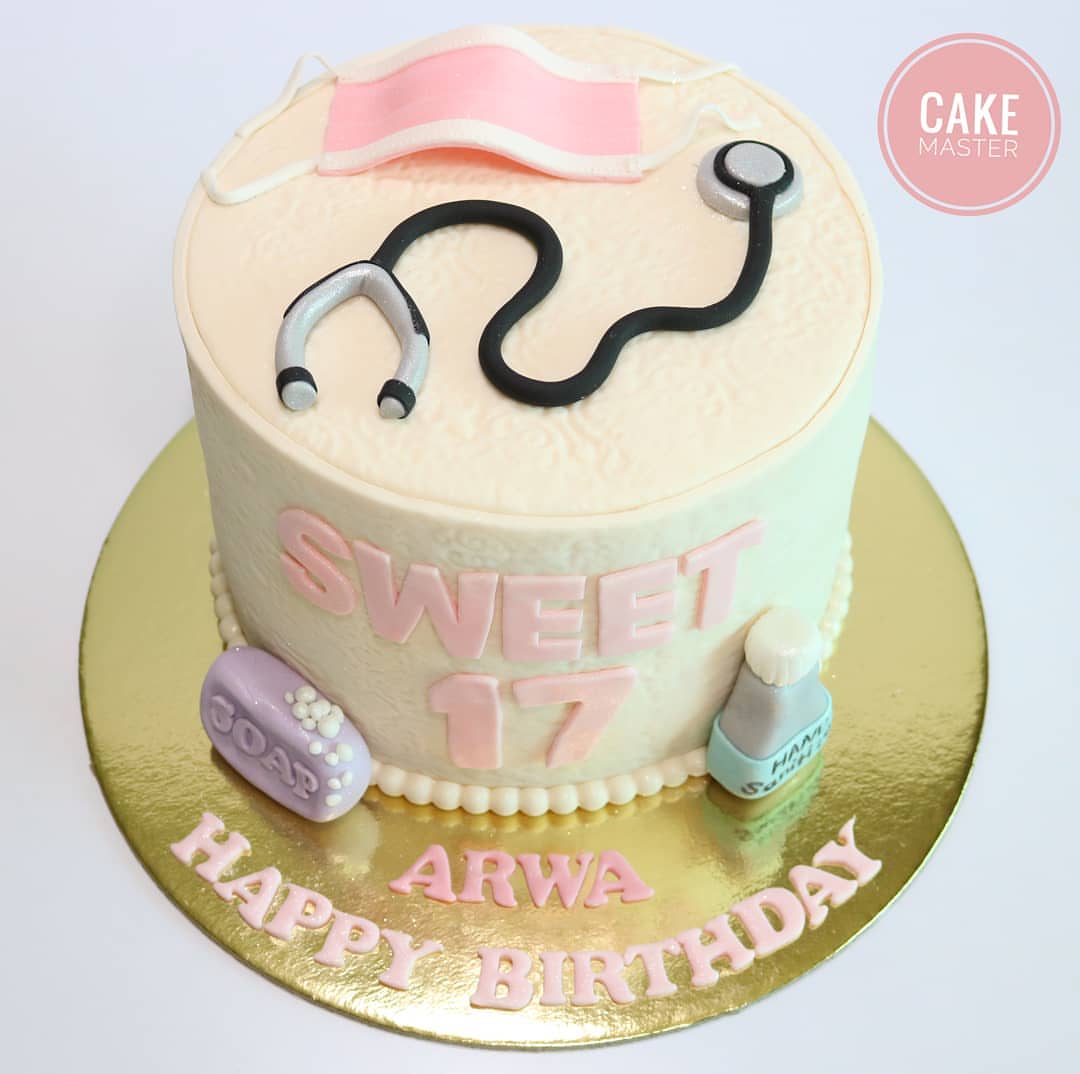 Happy 17th birthday Arwa #2020 #cakedesign #cakedesigner #cakedecorating #nakedcake
#17thbirthday #birthdaygirl