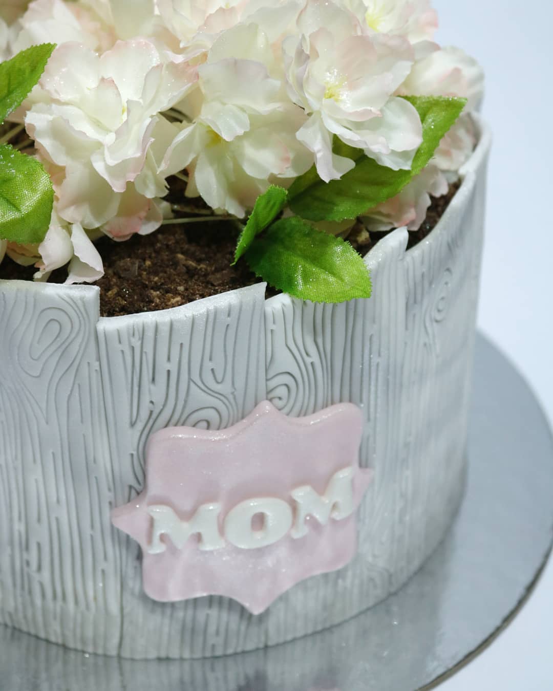 Happy birthday to you Mom أحد التصاميم خلال احتفالاتنا من الحجر المنزلي #خليك_بالبيت #2020 #cakedesign #cakedesigner #cakedecorating #nakedcake #foodjournal #foodphotos #foodtrip #cake