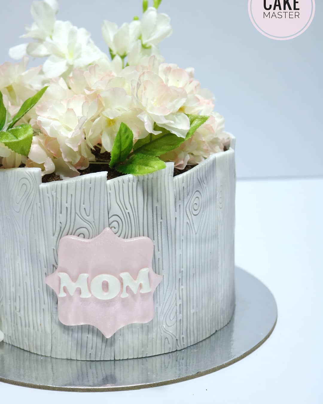 Happy birthday to you Mom أحد التصاميم خلال احتفالاتنا من الحجر المنزلي #خليك_بالبيت #2020 #cakedesign #cakedesigner #cakedecorating #nakedcake #foodjournal #foodphotos #foodtrip #cake