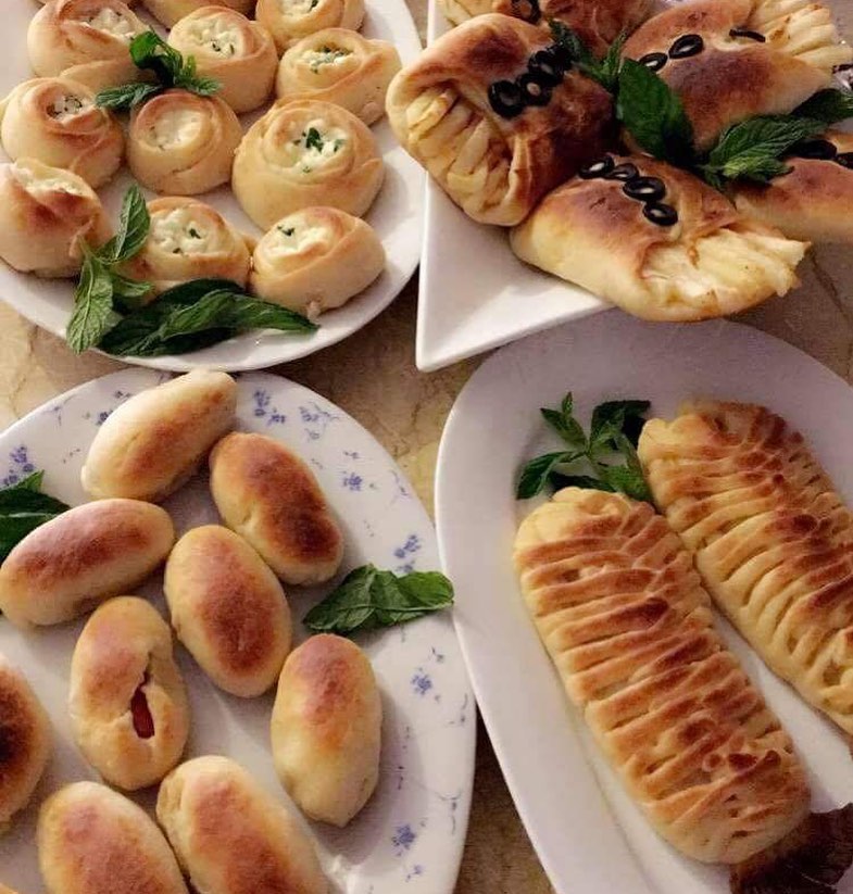 #فطور#معجناتي#معجنات#بيتزا#تصويري#معجناتي#جبنة #نقانق_بالعجين. أحلى لمة ..لمة العيلة ع الفطور ❤️❤️
