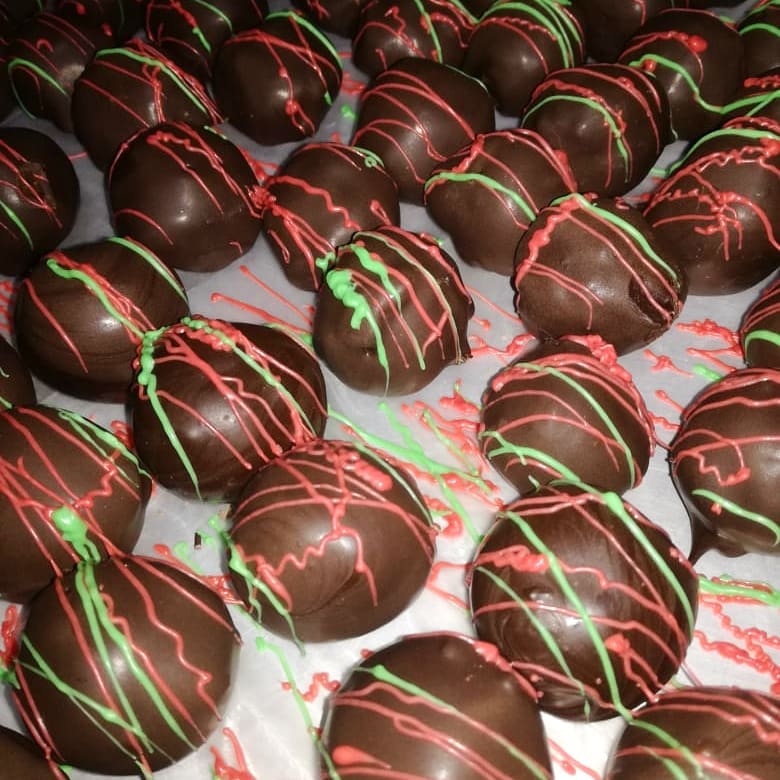 Chocolate is the answer....... Who cares what the question is.
.
Yummy lazycake chocolate balls
For orders please contact us via DMs or via whatsapp on 0790750902
.
.
.
#amman #beamman#lovejo #bestgifts #foodie #madeinjordan #royatv #lazycake #tasteamman #foodiejo #ammansteetfashion #amman_events #givaways #oneofakind #homemade #شجع_المحلي #صنع_في_الاردن #حب_الاردن#عمان#تلفزيون_رؤيا#دنيا_يا_دنيا