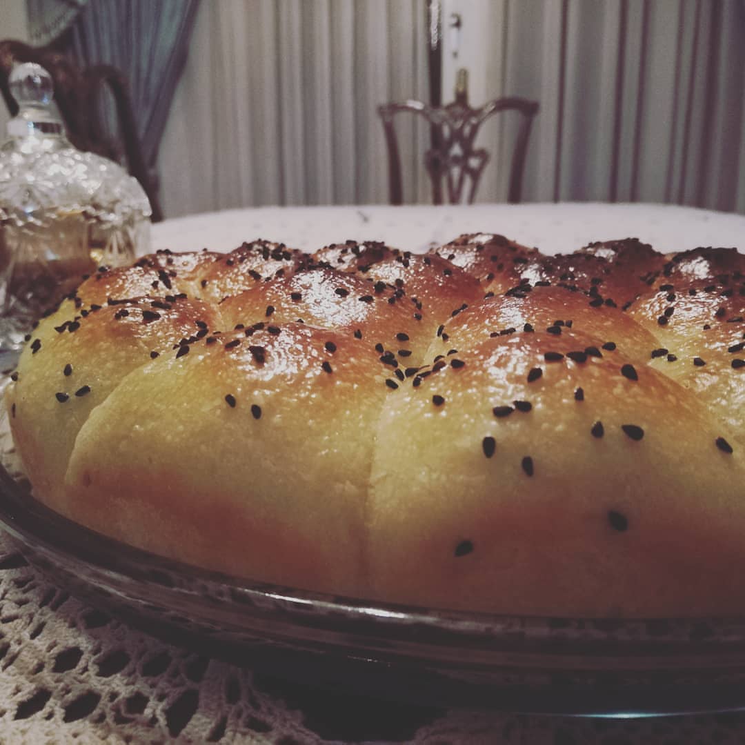Don't you just love these YUMMY.. FLUFFY cheese buns.....
.
خلية النحل بالجبنة❤️❤️❤️
.
.
#amman #beamman#lovejo #bestgifts #foodie#madeinjordan #ammanpastries #royatv #valentine2019 #valentine_gift #شجع_المحلي #صنع_في_الاردن #حب_الاردن# #دنيا_يا_دنيا#هدية_مميزة#تلفزيون_رؤيا #معجنات #تواصي_عمان