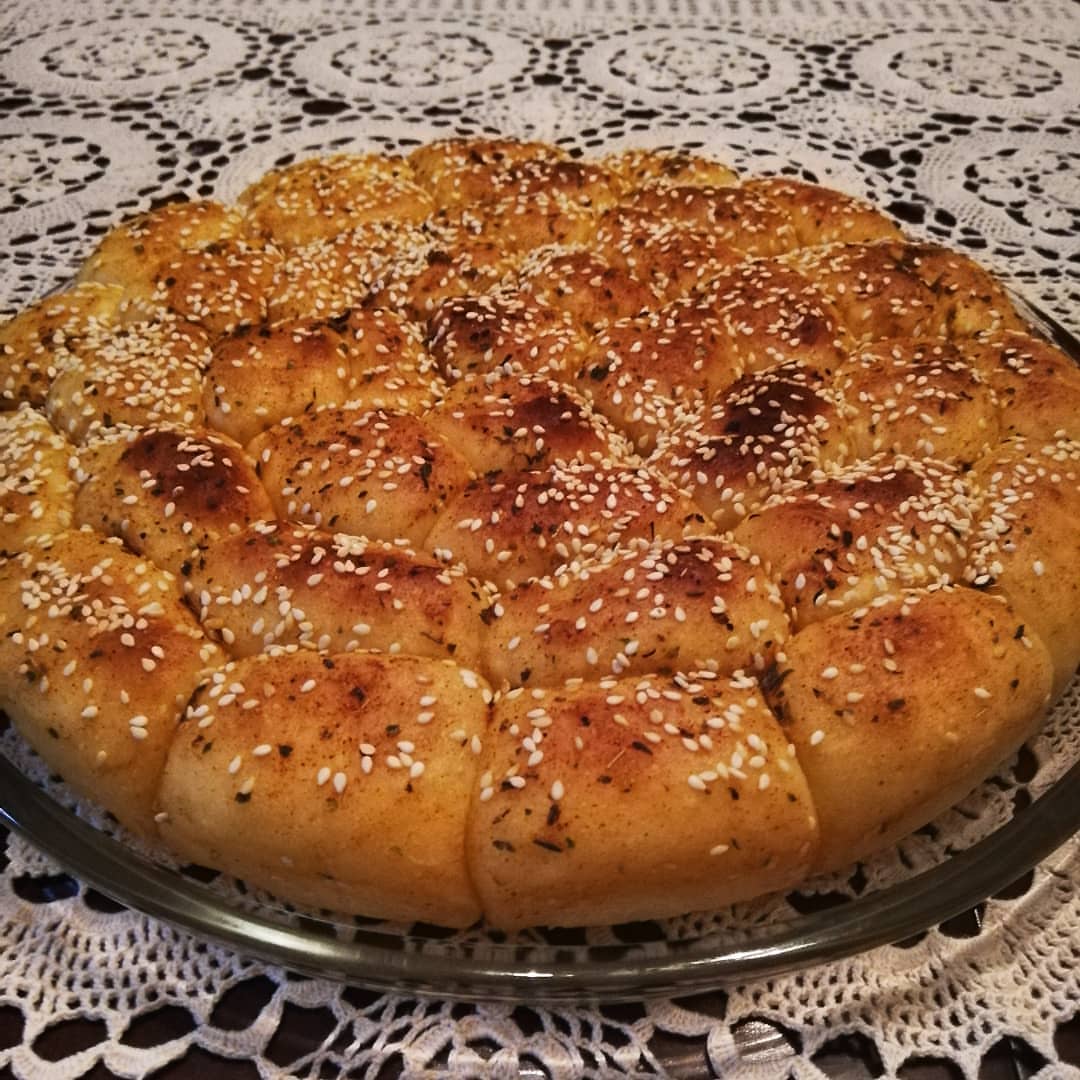 خلية النحل بحشوة النقانق بالعجينة الهشة .
.
.
#شجع_المحلي #صنع_في_الاردن #حب_الاردن# #دنيا_يا_دنيا #هدية_مميزة#تلفزيون_رؤيا #معجنات #تواصي_عمان #foodie #madeinjordan #royatv #beamman