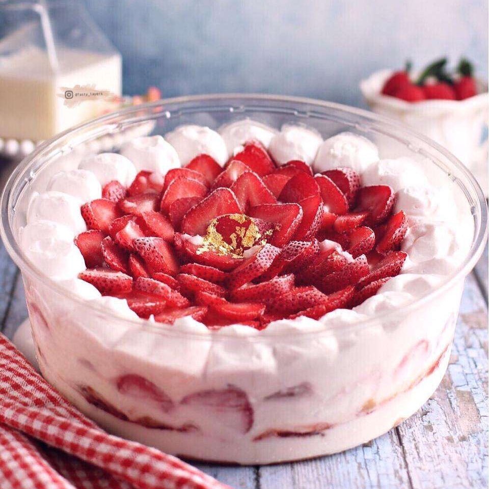 فراوله ايس كيك هي اللي تنقصكم بجمعات الصيف .. باااارد ولذيذ ❤️❤️
.
.
١٤٠ ريال ✨