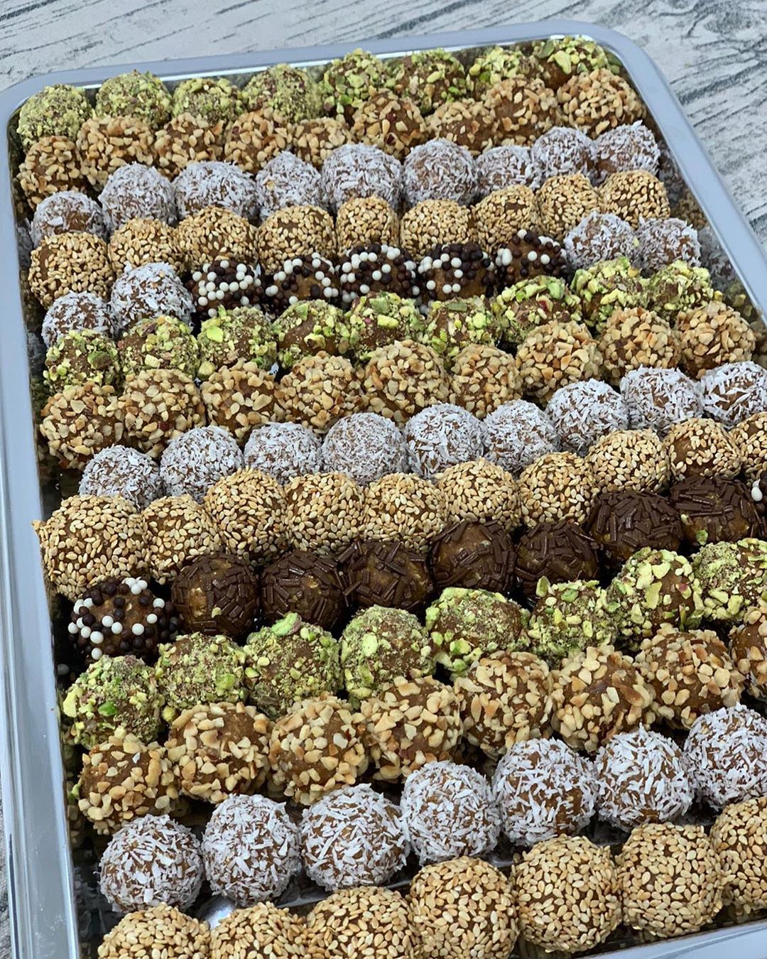 Haritna’s Date balls £13 1kg كرات التمر #haritna #haritna_london #dates #dateballs #sweets #coffeesweets #homemadefood #coffeetime #حارتنا #كرات_التمر #تمور #حلى_القهوة #حارتنا_لندن