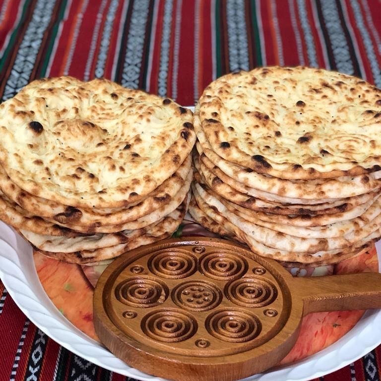 #خبز_العيد كل عام وأنتم بخير وتقبل الله طاعتكم ❤️
@jorykitchen .
@jorykitchen . ملاحظة : ❌ لا أحلل أخذ صوري أو فيديوهات من دون تاغ أو منشن ❌
.
#طريقة_خبز_القالب
.
المقادير :
كيلو طحين
ملعقة طعام وسط ملح
ملعقة خميرة
كاس دافىء حليب
نصف كاس زيت زيتون أو عادي
ملعقتين طعام سكر
سمسم
حبة البركة
محلب
يانسون مطحون
شومر مطحون
ماء للعجن
توضع كل المقادير في وعاء وتعجن حتى تصبح لدينا عجينة لينه ثم تترك حتى تختمر ويتضاعف حجمها
بعد ان تختمر تقطع كرات حسب حجم القالب
يدهن القالب بالزيت الزيتون وترق العجينة عليه ثم توضع في فرن حار حتى تستوي من تحت ثم تحمر بعد ان تخرج من الفرن ايضاً ندهنها بزيت الزيتون
صحة وألف عافية ❤️
.
#مأكولات_سورية #طبخ_سوري #مطبخ #تبولة #كبة #يالنجي #محاشي #سوريا #الكويت
#syrian_food #syrian_kitchen #kitchen #cooking #syria #kuwait