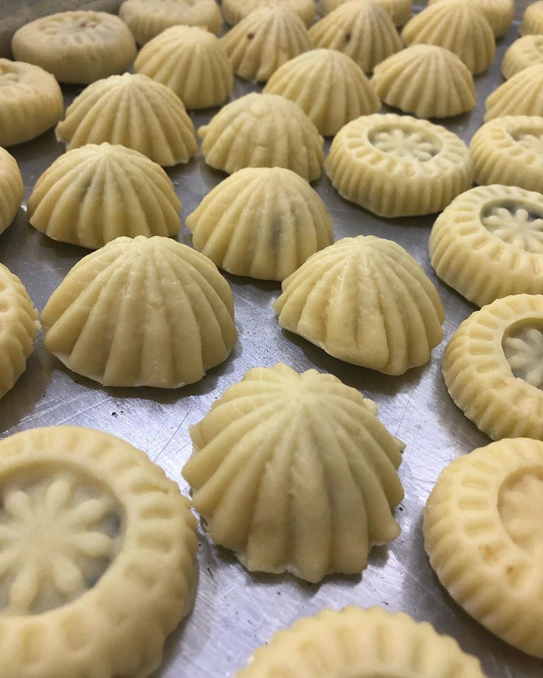 #معمول_العيد الي بعد ما عمل معمول العيد يجهز حاله وانزل الطريقة الثانية بمكونات بسيطة ومضبوطة مية بالمية يلا نشوف مشاركاتكم لحين ما احمرهن واخبزهن بالفرن انتظروني ملاحظة : ❌ لا أحلل أخذ صوري أو فيديوهات من دون تاغ أو منشن ❌
.
.
#مأكولات_سورية #طبخ_سوري #مطبخ #تبولة #كبة #يالنجي #محاشي #سوريا #الكويت
#syrian_food #syrian_kitchen #kitchen #cooking #syria #kuwait