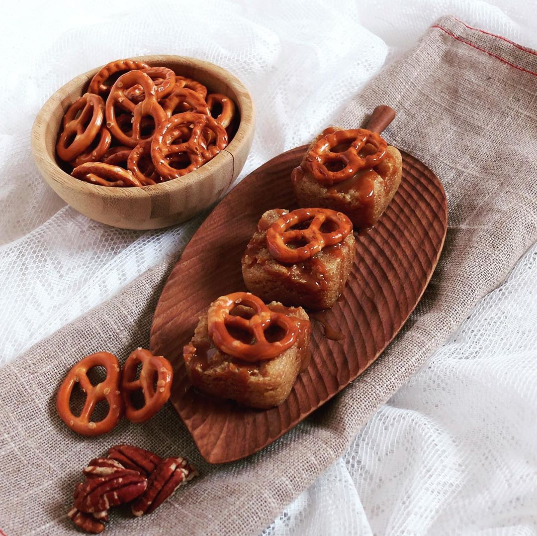 Salted pretzel caramel
بسبوسة بالكراميل المملح وقطع البريتيلز لطعم موزون بين الحالي والمالح ✨
السعر: ٢٤ حبه ب ١٠٠ ريال
#اكسبلور_فولو #اكسبلور #اكسبلور_explore
#اعراس#مناسبات#شيز_كيك #بسبوسة#حلويات #شوكلاتة #chocolate #مساء_الخير #كيك #طبخات
#زواج#الرياض #بريتيلز #السعودية #توصيل#saudiarabia #riyadhfood #تقديمات #ضيافة #كنافة#حلا_قهوة #كراميل_مملح #saltetcaramel #salt #pretzelsticks #بسبوسه_لذيذه #كراميل