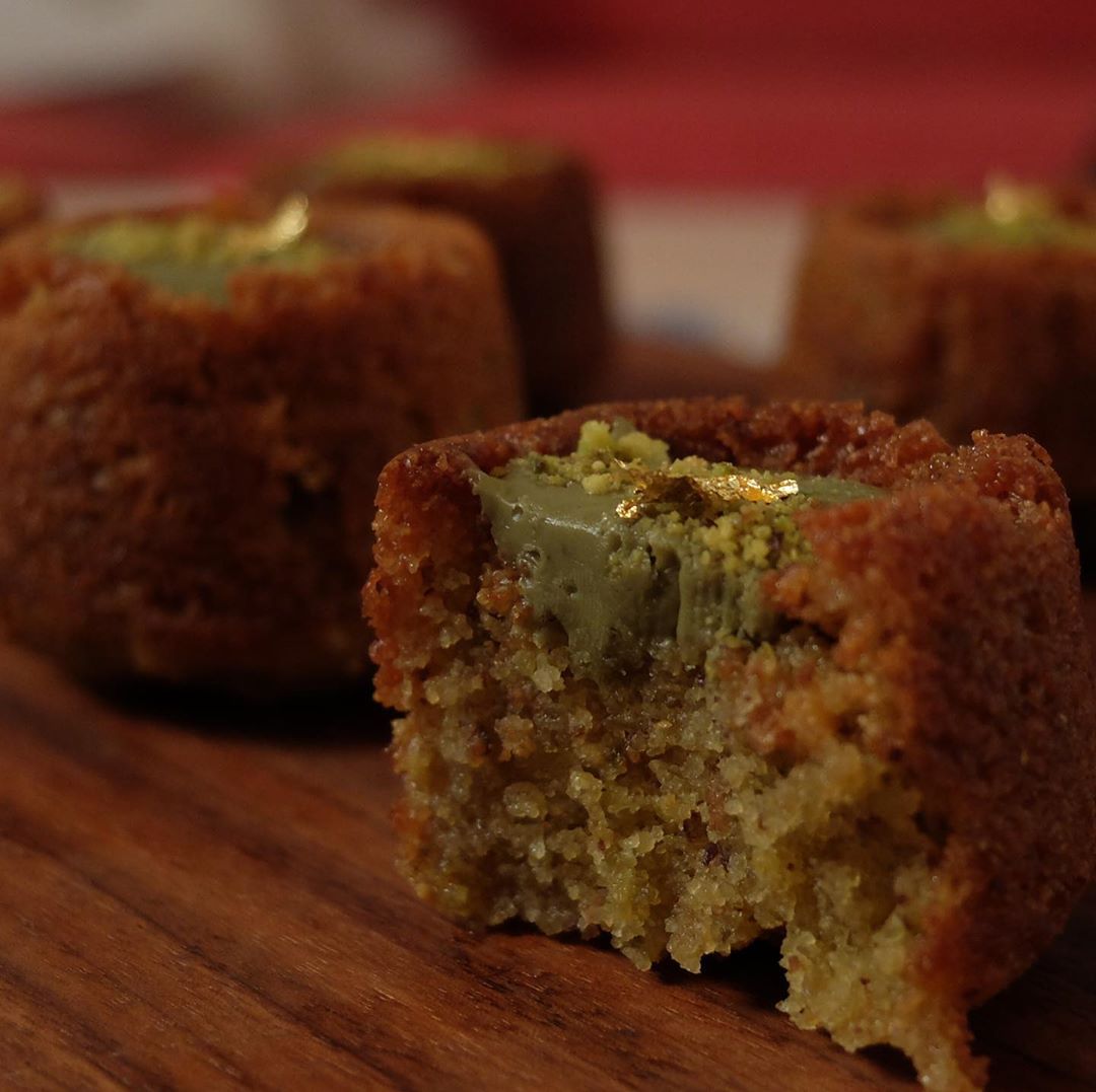 Basbousa pistachio✨ بسبوسة غنيّه بالفستق بطبقة كريمة الفستق اللذيذه ومزينه بورق الذهب ✨❤️❤️
للطلب :
٢٤حبه ب ١٠٠ ريال
#cupcakes #pistachio #cakestagram
