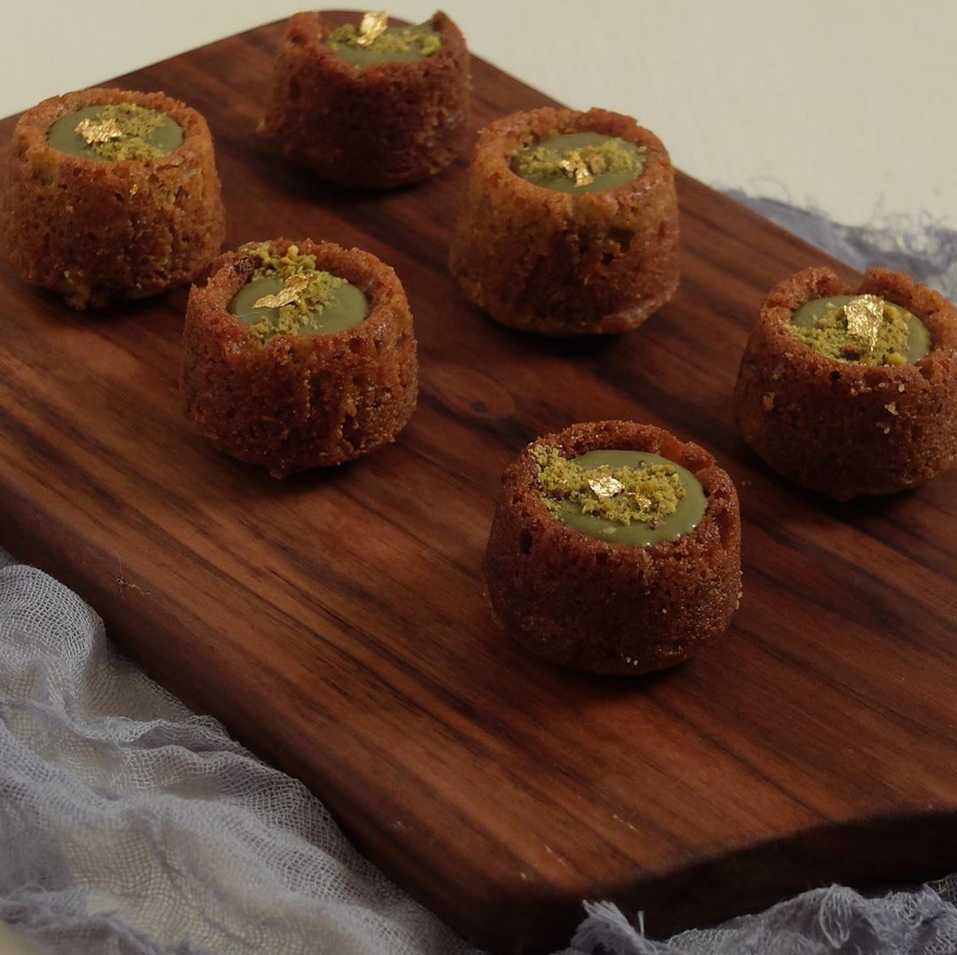 Basbousa pistachio✨ بسبوسة غنيّه بالفستق بطبقة كريمة الفستق اللذيذه ومزينه بورق الذهب ✨❤️❤️
للطلب :
٢٤حبه ب ١٠٠ ريال
#cupcakes #pistachio #cakestagram