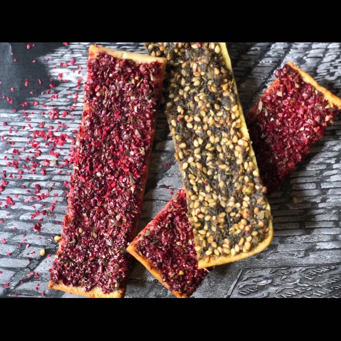 زعتر ولا سماق ؟
Zaatar Or Summak
#food #foodie #food_photography #yummy #crackers #delicious #corona #jeddah #foodblogger #foodlover #zaatar #healthyfood #fresh #morning_snack #homemade #yum #طبخ #طبخات_سريعة #طبخات_سهله #زعتر #شابوره #تصويري #بسكويت_مالح #موالح #نعين_ونعاون #اكلات_رمضان #طبخ_منزلي #خليك_بالبيت #مطبخي_نكهتي #سماق