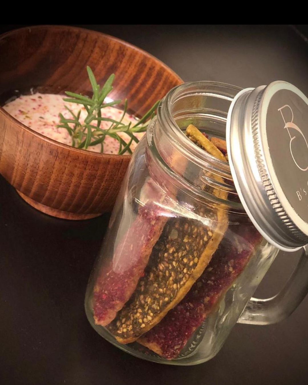 Enjoy your TV show with B’s Gourmet Zaatar and Summak sticks
#food #foodie #instafood #foodphotography #yummy #crackers #delicious #instagood #foodblogger #foodlover #zaatar #healthyfood #restaurant #morning_snack #homemade #yum #طبخ #طبخات_سريعة #طبخات_سهله #زعتر #شابوره #موالح #منائيش_زعتر #رقائق #مطبخي_نكهتي #سماق#جده #شرائح
