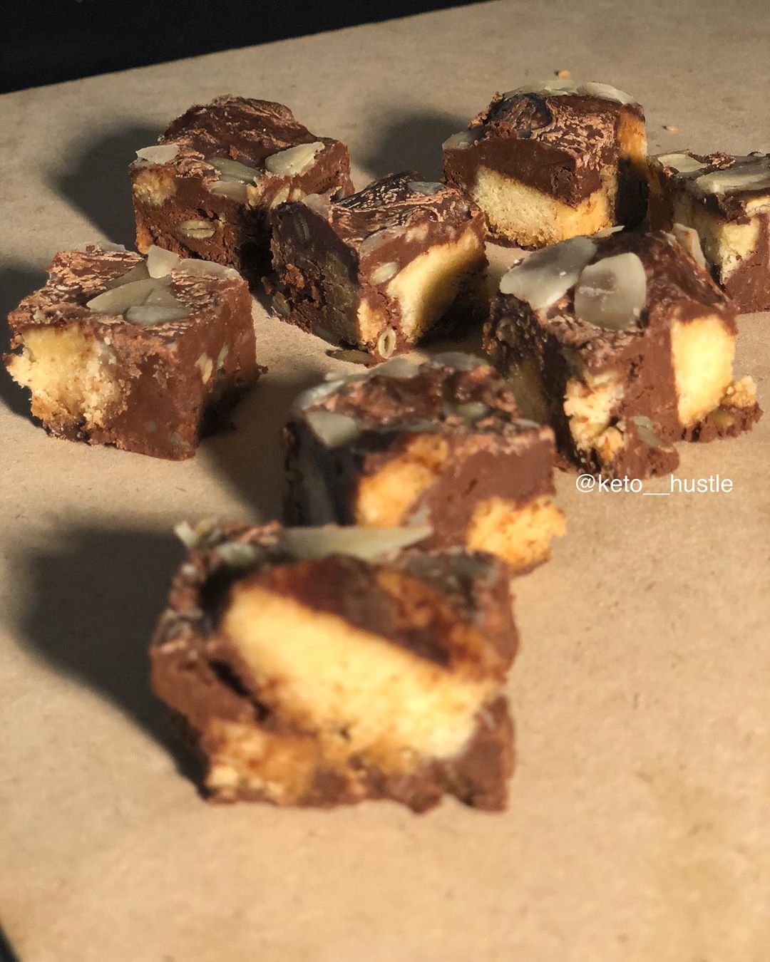 مافي شي مستحيل على كيتو هسّل " روكي رود كيتو " ♥️
تحتوي القطعه على ٢ جرام صافي كارب - - #cookies #Rocky_road_keto# #ketocookies #keto #ketorecipes #ketodiet #ketolife #ketofood #ketolove #كيتو_دايت #كيتو #كيتوني #كيتونيه #nocarbs #nosugar #organic #noartificialflavorsروكي_رود