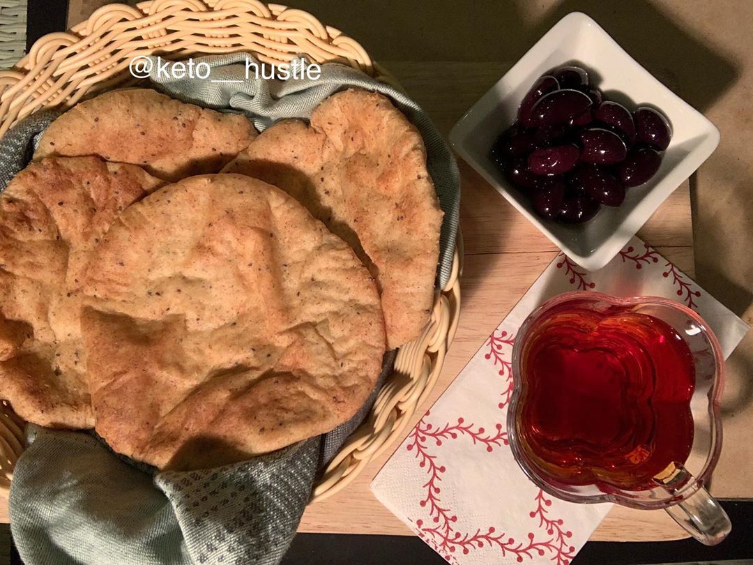 خبز كيتو عربي مع بذور الشيا ❤️✨ - تحتوي القطعه على٢ جرام صافي كارب - - - الطلب قبل بيوم #cookies #keto_cookies# #ketocookies #keto #ketorecipes #ketodiet #ketolife #ketofood #ketolove #كيتو_دايت #كيتو #كيتوني #كيتونيه #nocarbs #nosugar #organic #noartificialflavors #اكل_صحي#weekly_information