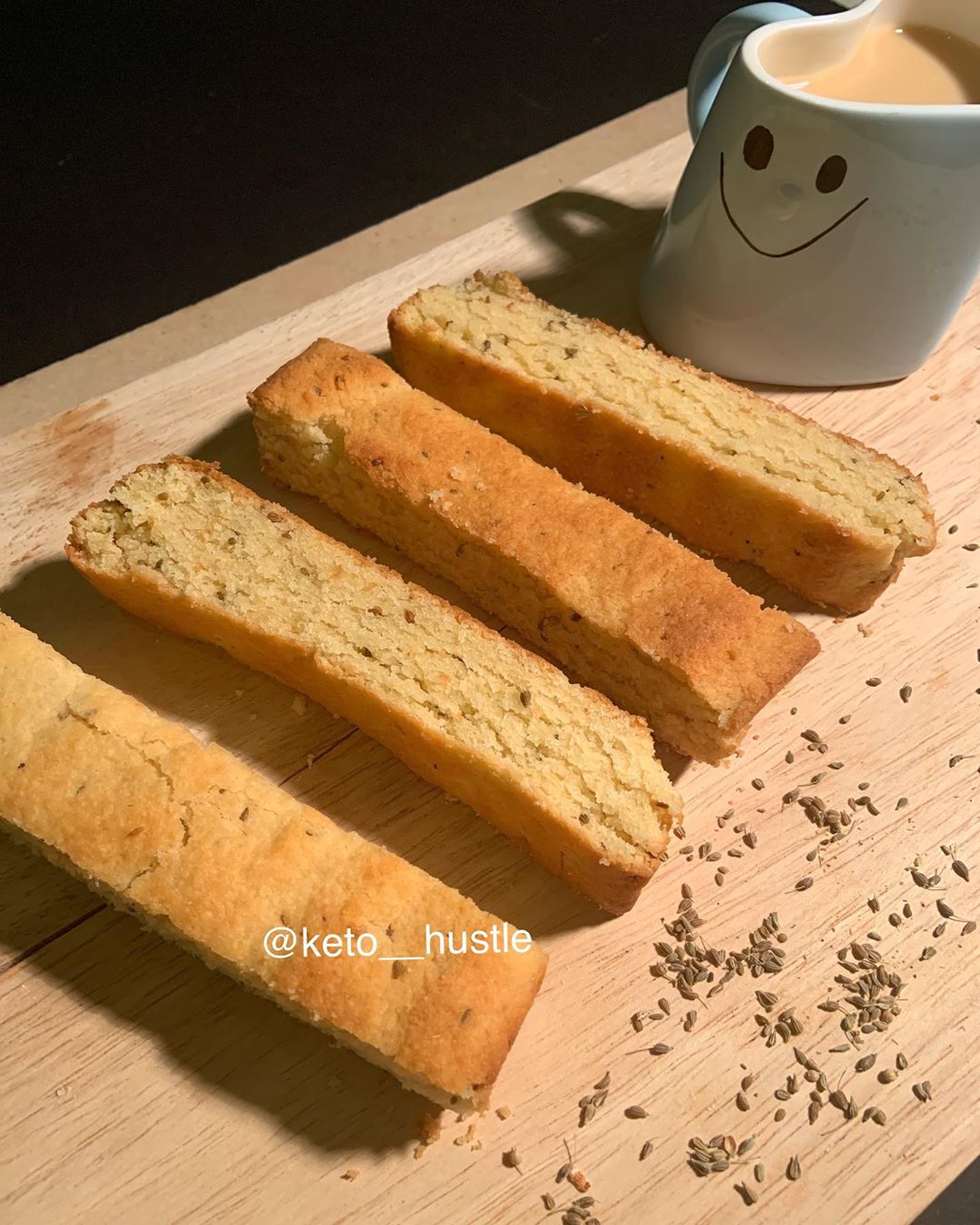 شابورة كيتو بنكهة اليانسون ♥️ - تحتوي القطعه على ٢ جرام كارب - - - الطلب قبل بيوم #cookies #keto_cookies# #ketocookies #keto #ketorecipes #ketodiet #ketolife #ketofood #ketolove #كيتو_دايت #كيتو #كيتوني #كيتونيه #nocarbs #nosugar #organic #noartificialflavors #اكل_صحي# شابورة_كيتو