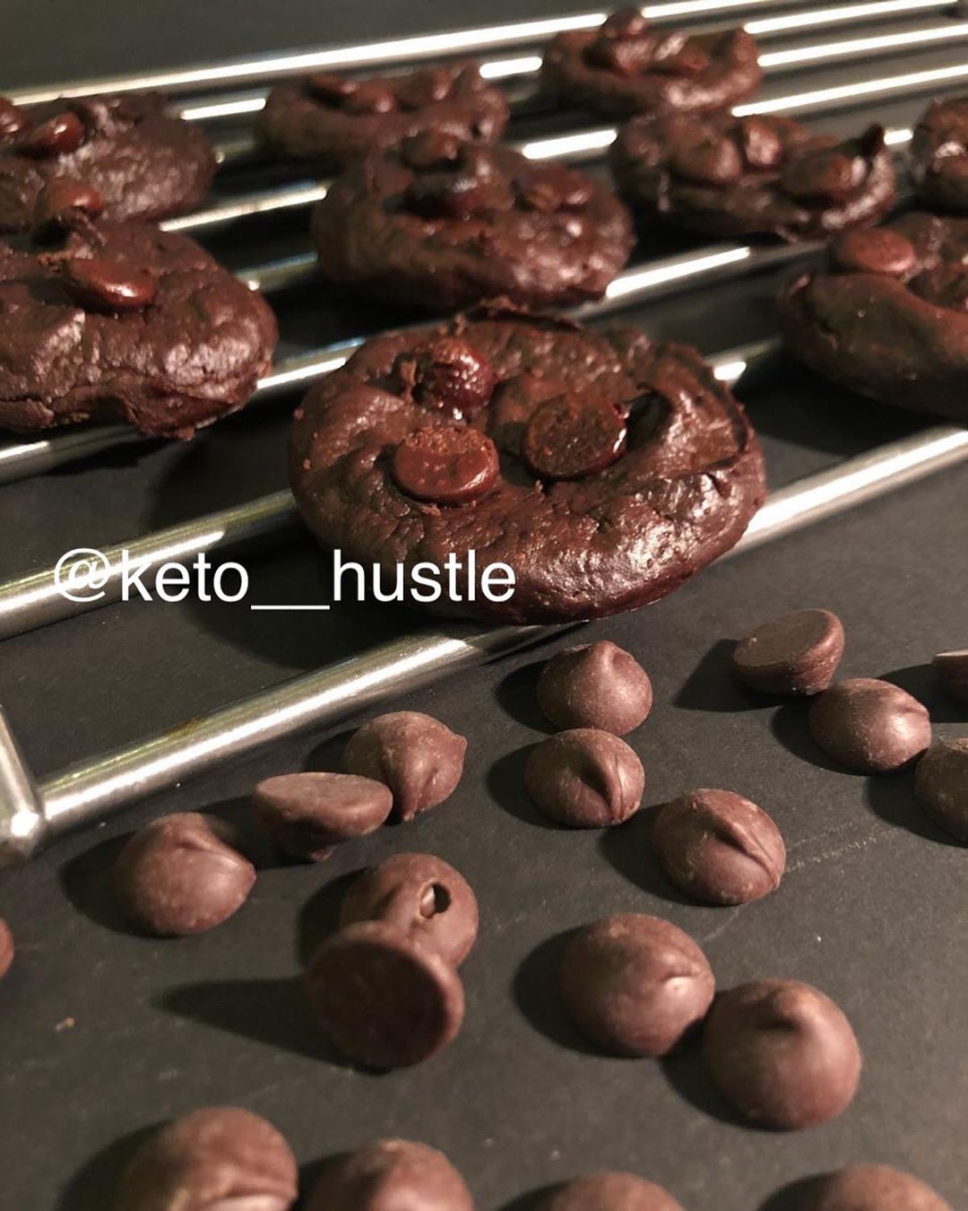 شوكلت كيتو كوكيز جاهز - القطعة تحتوي على ٤ جرام صافي كارب - - -الطلب قبلها بيوم #cookies #keto_cookies# #ketocookies #keto #ketorecipes #ketodiet #ketolife #ketofood #ketolove #كيتو_دايت #كيتو #كيتوني #كيتونيه #nocarbs #nosugar #organic #noartificialflavors #اكل_صحي