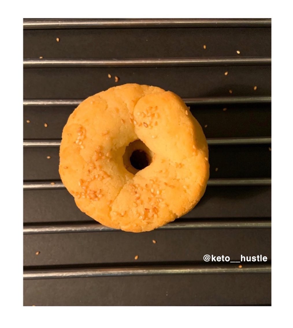 استفتحو صباحكم بالكيتو بيقل الحبه فيها ٣.٥ جرام كارب .. - -
#كيتو_بيقل #كيتون #كيتو #keto #ketorecipes #ketodiet #ketolife #ketofood #ketolove #كيتو_دايت #كيتو #كيتوني #كيتونيه #nocarbs #nosugar #organic #noartificialflavors #اكل_صحي