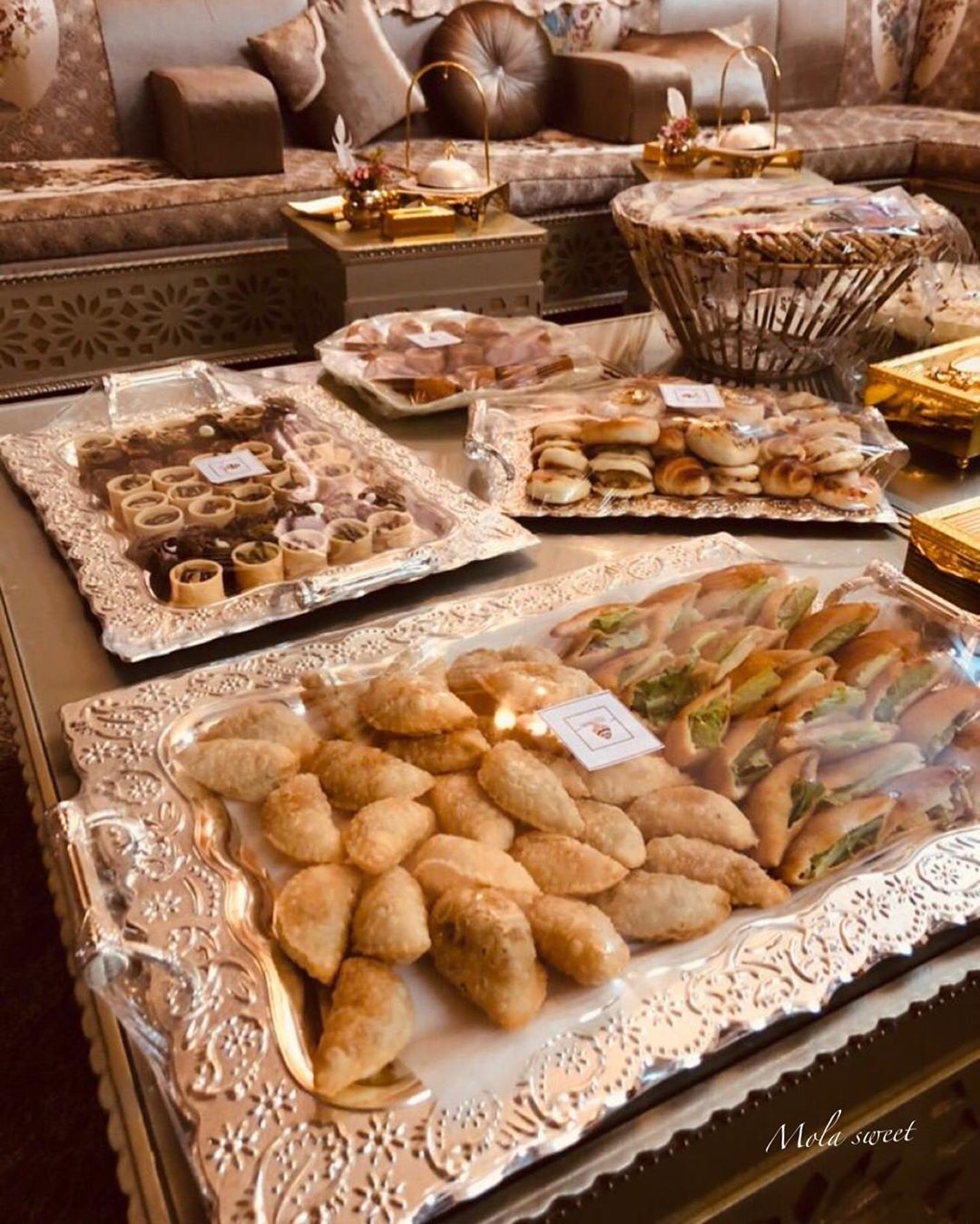 تصوير عميلتنا لبعض منتجاتنا بمناسبة عقد قران ابنهم . مشاءالله تبارك الله ❤️❤️ .
.
.
. .
للطلب تواصلو ع الدايركت . .
. .
. .
. .
.
#حلويات #حلى #حلى_لاتيه #لاتيه #طلبات # #طلب_حلويات #كيك #ايسكريم #مناسبات #كويكز #خشخش #حلى_قهوة #حلويات_الرياض #توصيل_الرياض #تشيز_كيك #كراميل #بستاشيو #اللوتس #مناسبات ي #سينابون #بان_كيك #تشيز_بسبوسه #بسبوسة #روكي_رود #تارت_اللوتس #معجنات #بيتزا #بف #مسخن