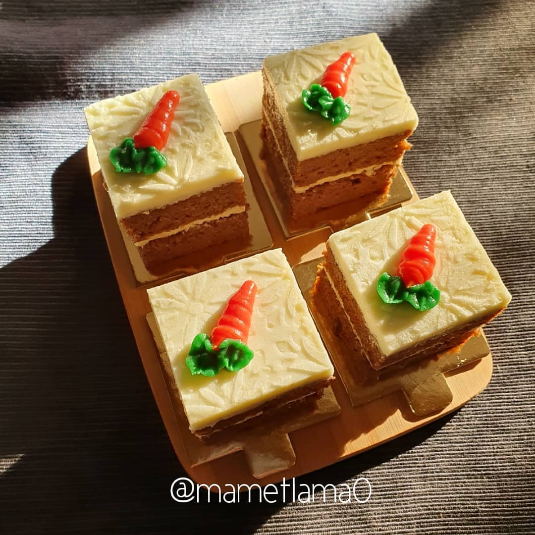 كيكة الجزر خالي الجلوتين
من* pon appetite *
تكفي من ٨ ل ١٠ أشخاص
1/2 كوب #زيت_جوز_الهند..ينفع اي زيت
3 كوب دقيق #اللوز
1ملعقة صغيرة #بيكنج_بودر
1ملعقة صغيرة**#هيل #قرفة #زنجبيل
1 1/2 ملعقة صغيرة #ملح
1/2 ملعقة صغيرة #بيكنج_صودا
5 #بيض
1 1/4 #سكر_بني
ملعقة صغيرة #فانيلا
300 جرام #جزر.. او 10 oz
3/4كوب #جوز_الهند مجروش
3/4كوب #جوز ..#عين_الجمل ..مقطع صغير
1/2 كوب #زبيب ذهبي
اجهز الفرن !175 °c قبل ب 10 دقايق
تدهن صينيتين 8 in
زيت وترش باللوز
اوتغطى بورق الزبدة
اخلط الجاف لحال..والسوائل لحال
اضيفهم على بعض وعالفرن 33 ال 36 دقيقة
لحد ما الوجه يغمق ❤
